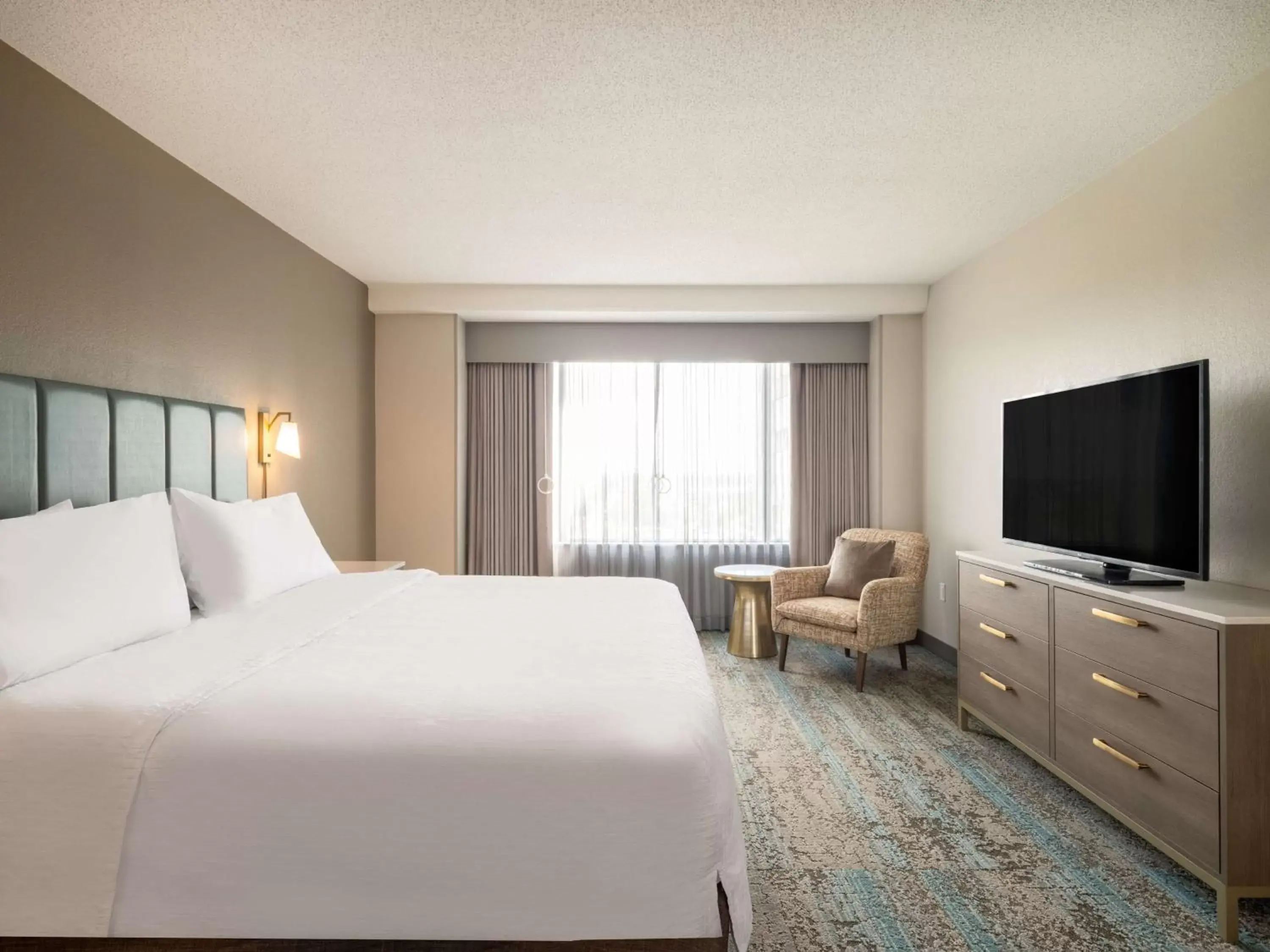 Bed, TV/Entertainment Center in Homewood Suites By Hilton Toledo Downtown