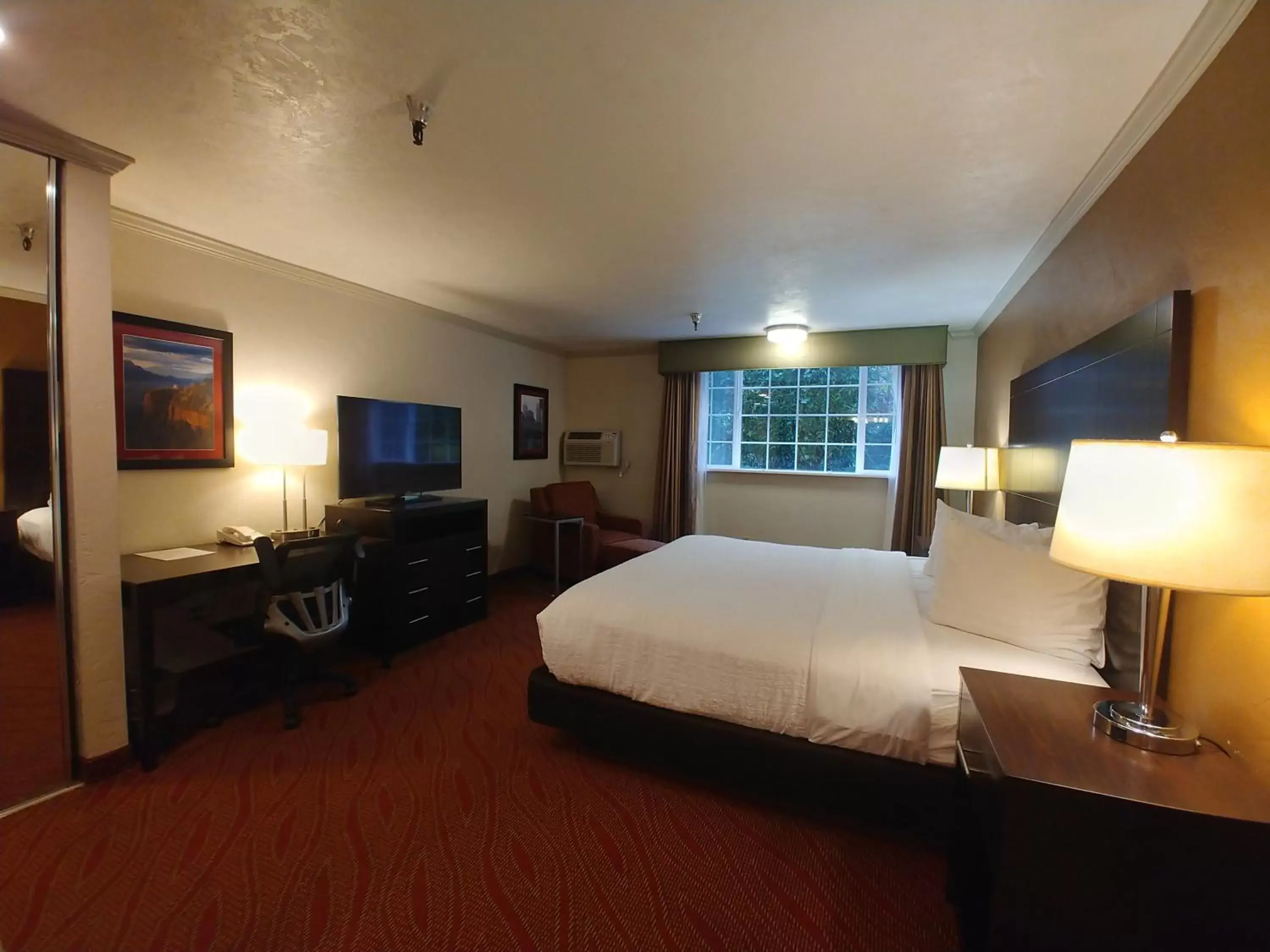 Photo of the whole room in Best Western Plus Parkway Inn