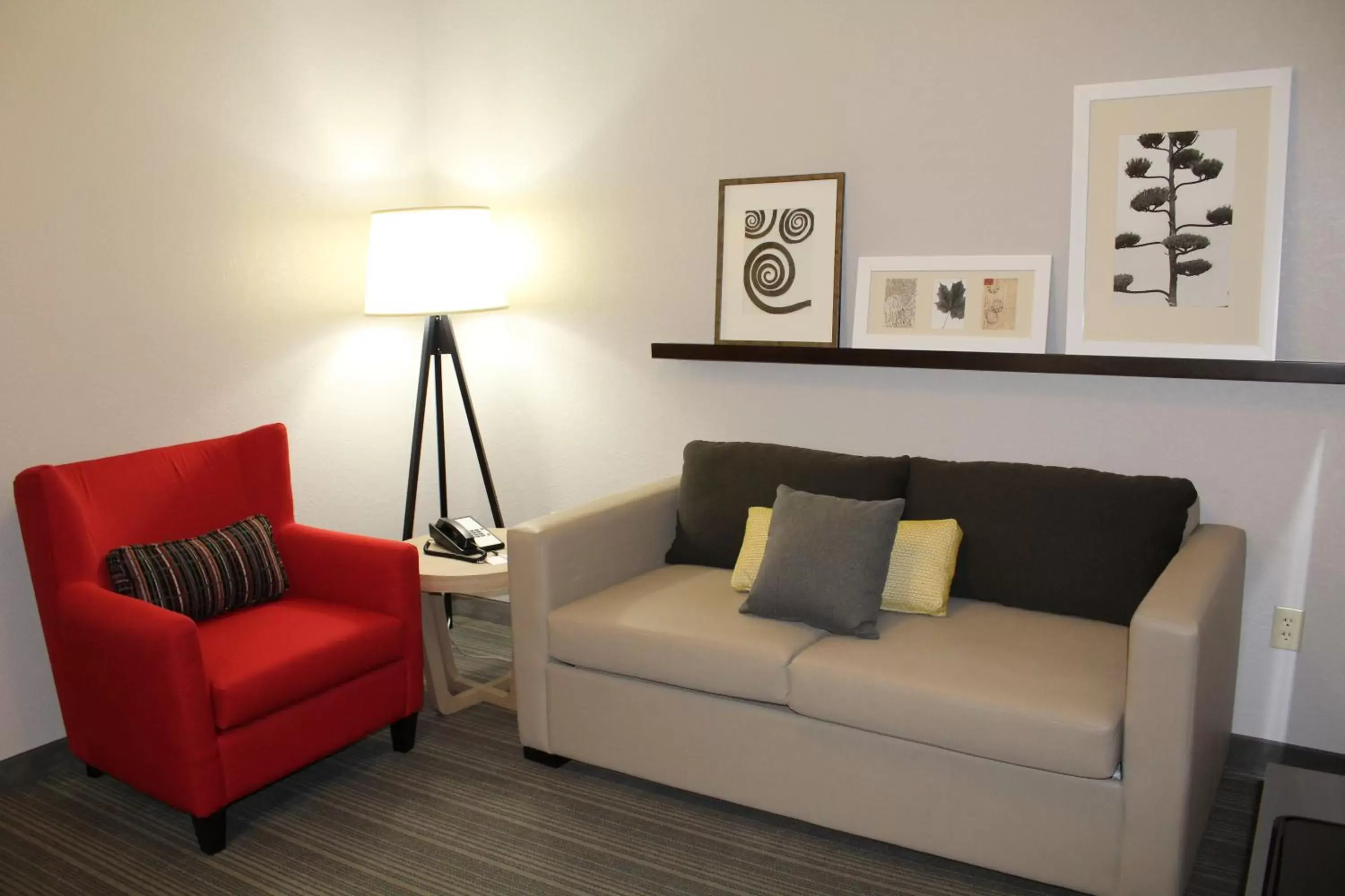 Living room, Seating Area in Country Inn & Suites by Radisson, San Diego North, CA