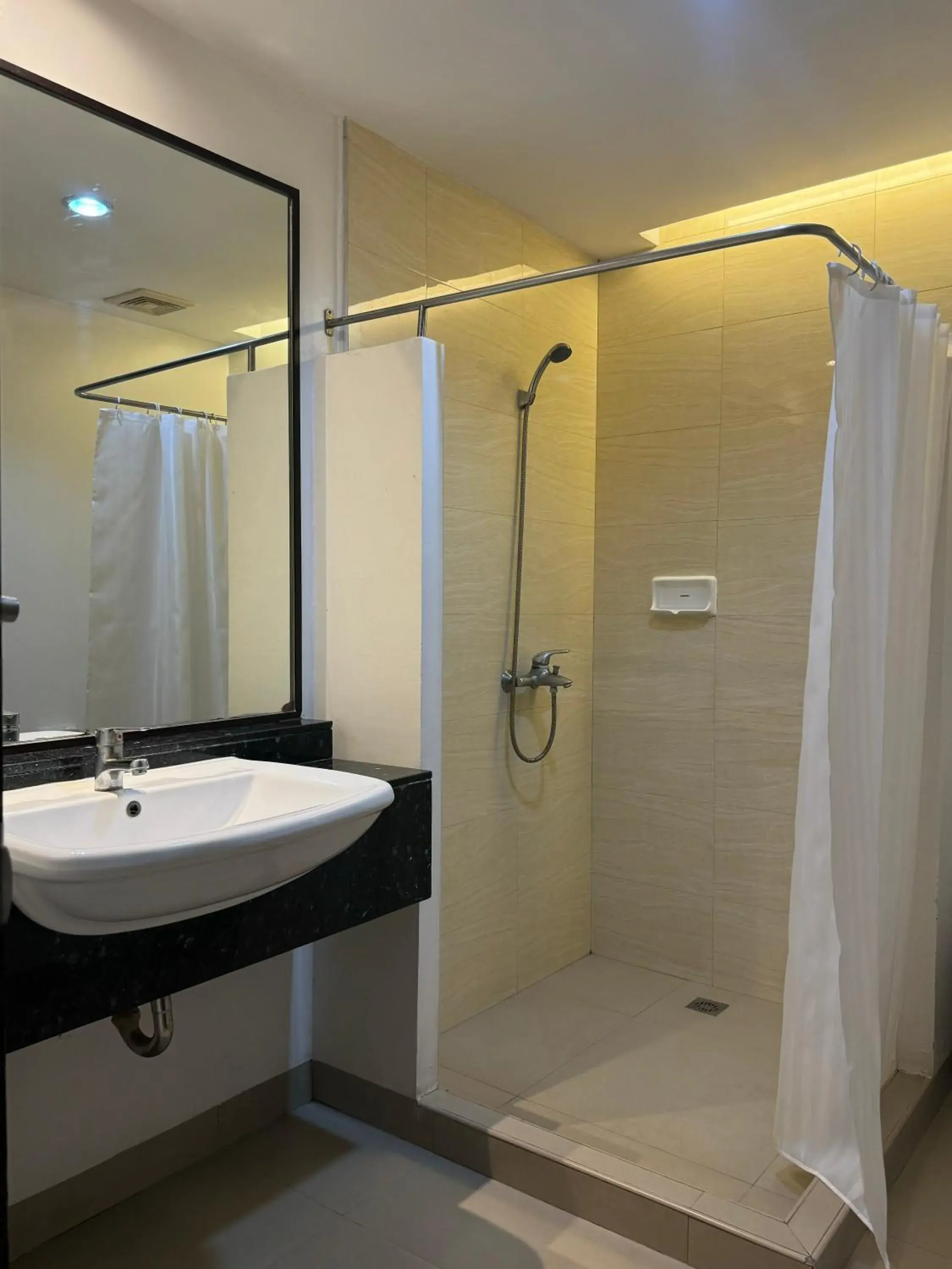 Bathroom in Circle Inn - Iloilo City Center