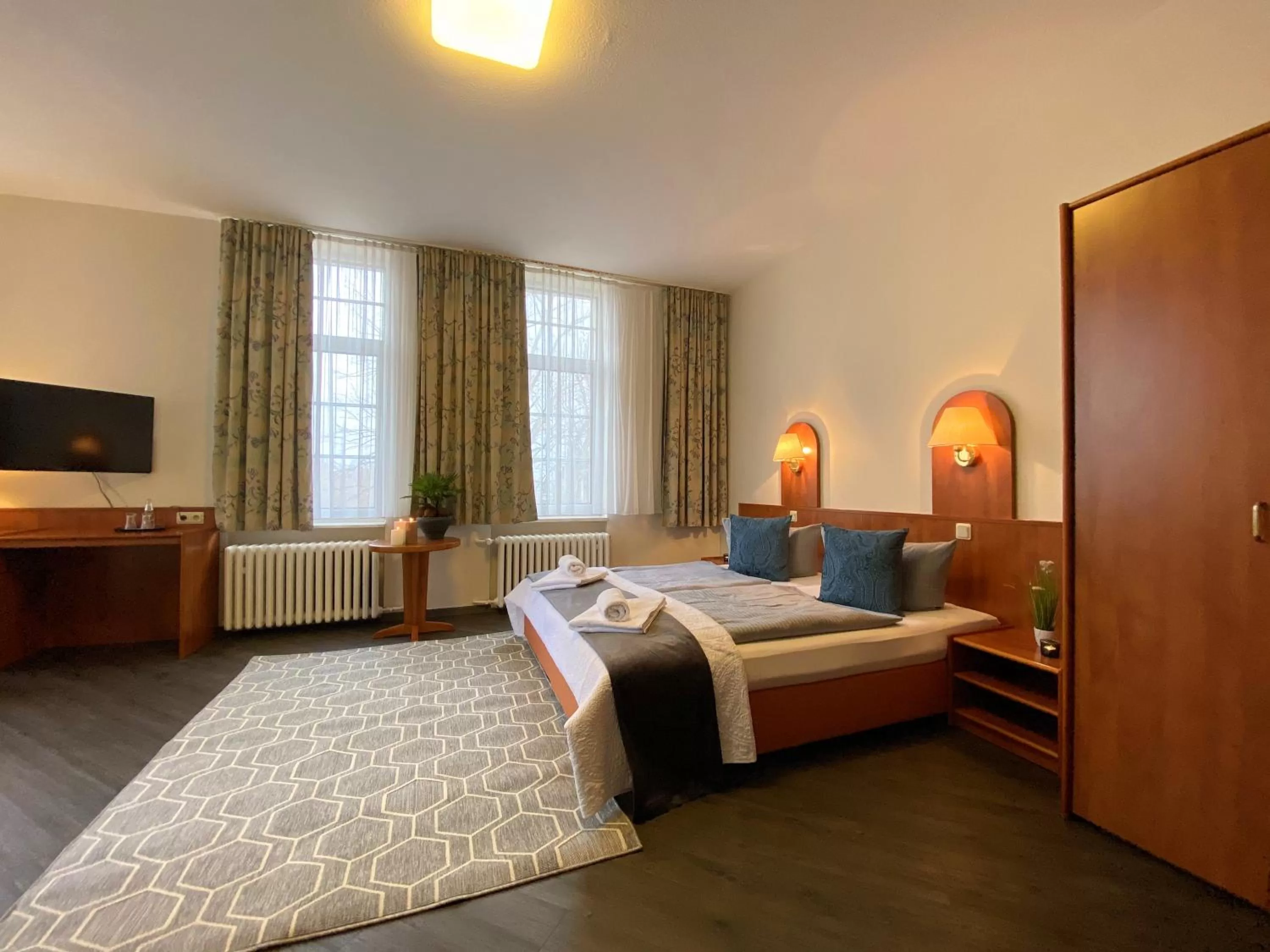 Bed in REGIOHOTEL Quedlinburger Hof - #HistorischerCharme #ZentraleLage #Wellness #FreeParking