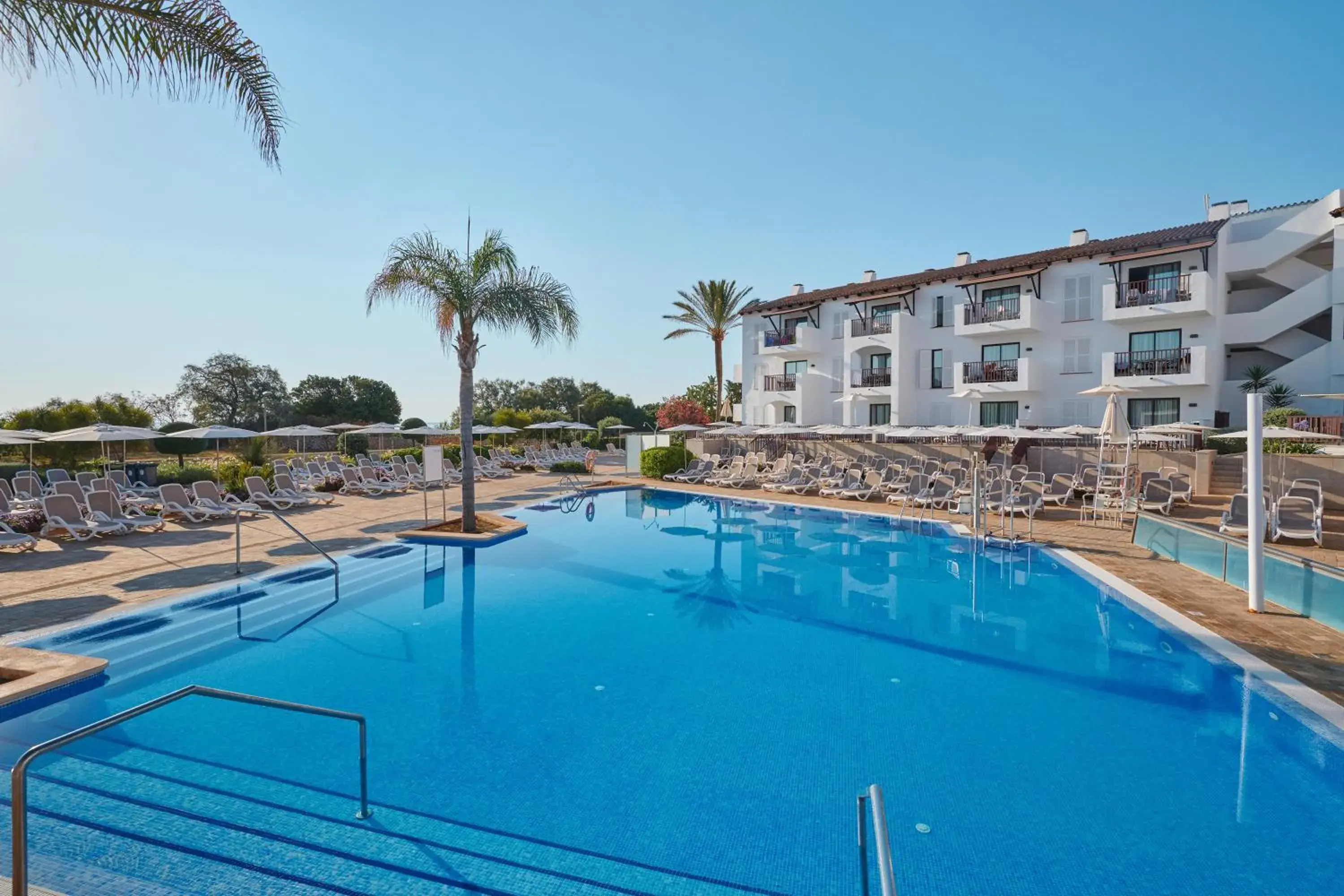 Property building, Swimming Pool in Hipotels Cala Bona Club