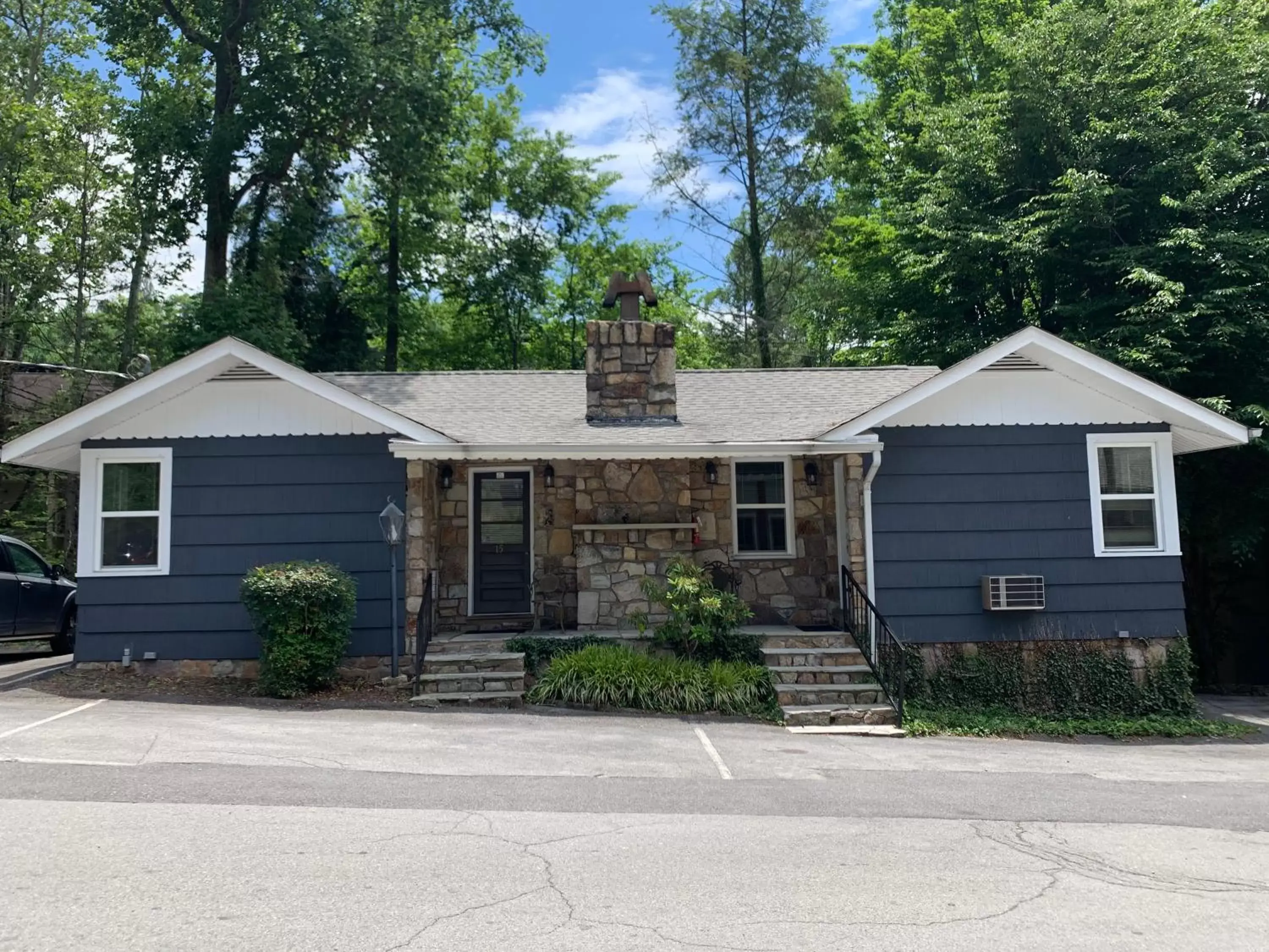 Property Building in Carr's Northside Hotel and Cottages