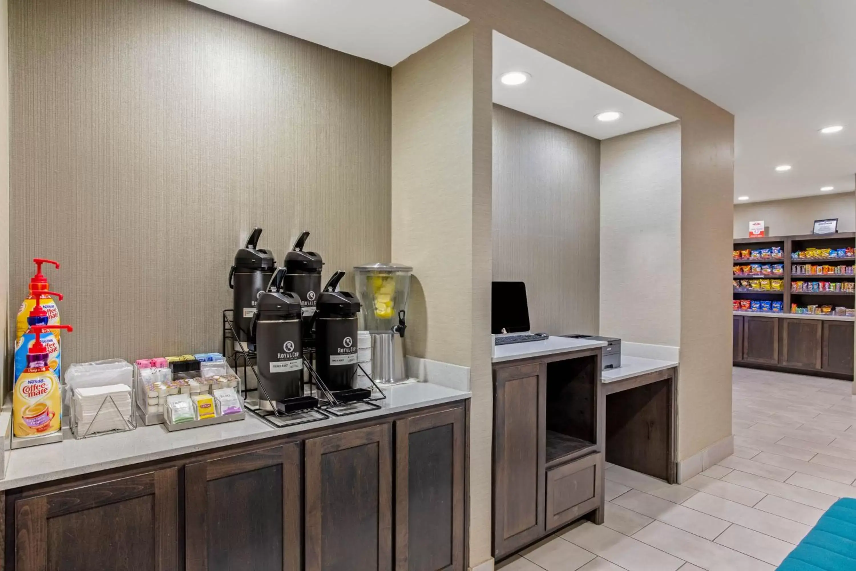 Coffee/tea facilities, Kitchen/Kitchenette in La Quinta by Wyndham Hopkinsville