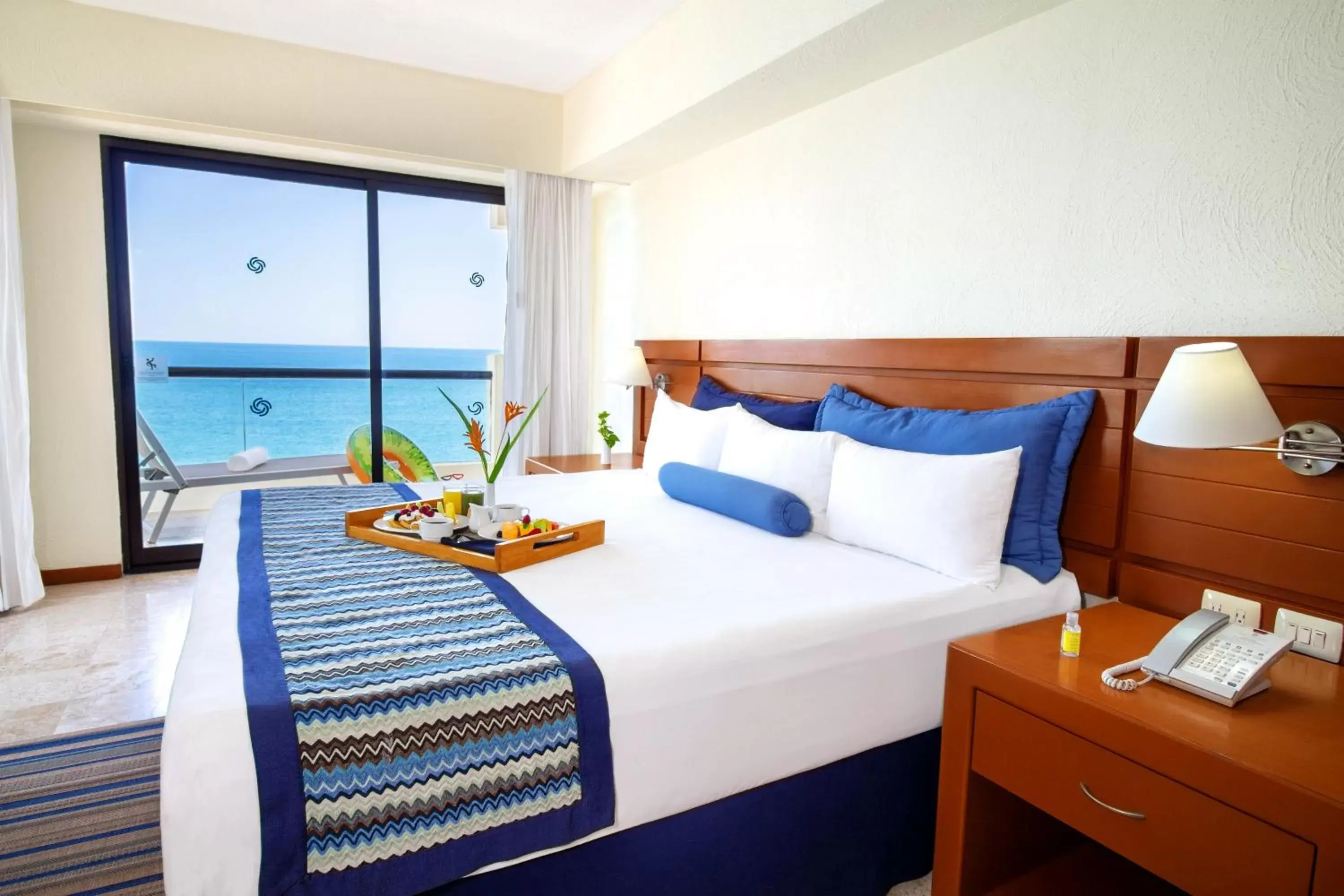 Sea view, Bed in Plaza Pelicanos Grand Beach Resort All Inclusive