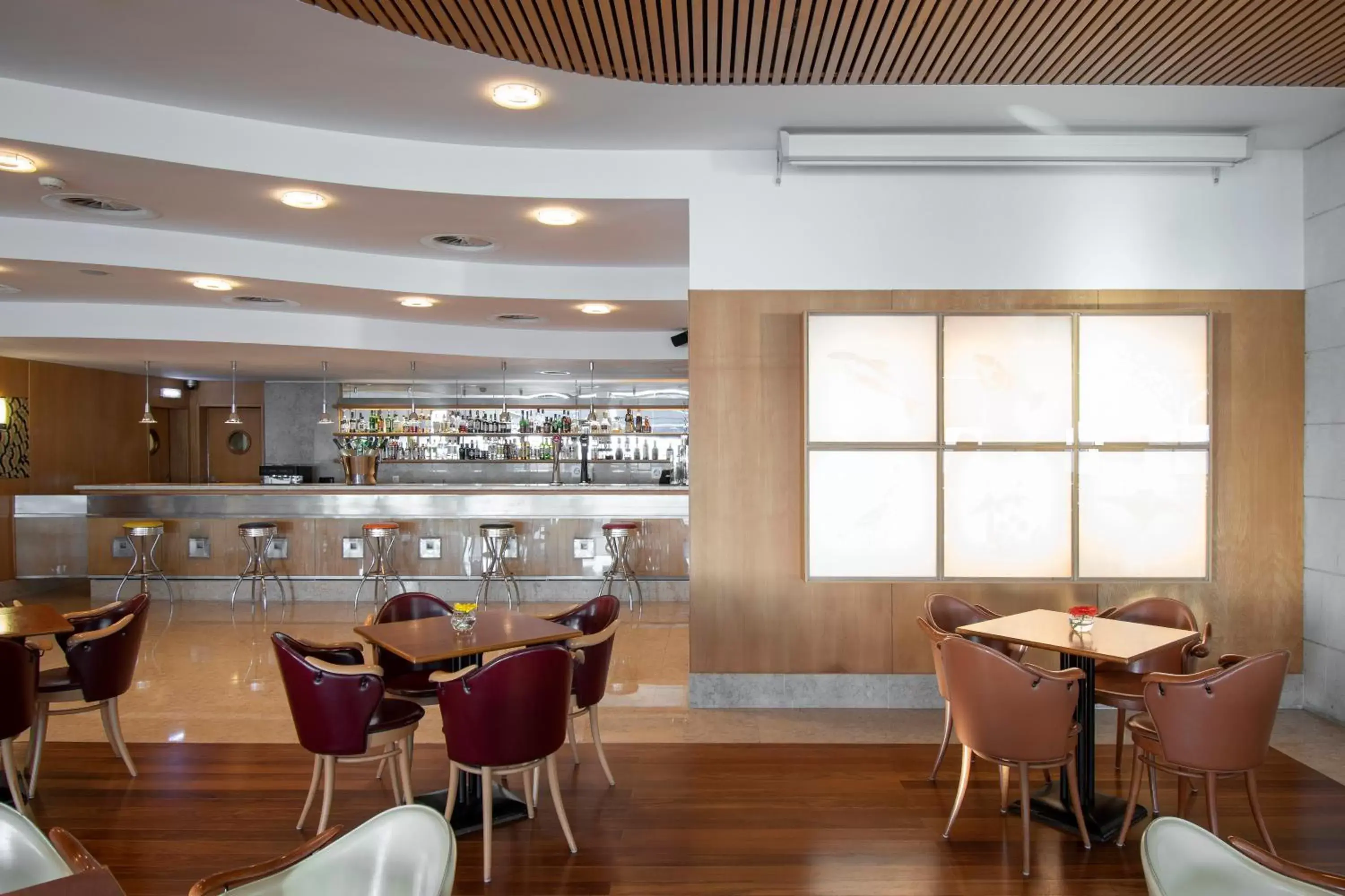 Lounge or bar, Restaurant/Places to Eat in SANA Sesimbra Hotel