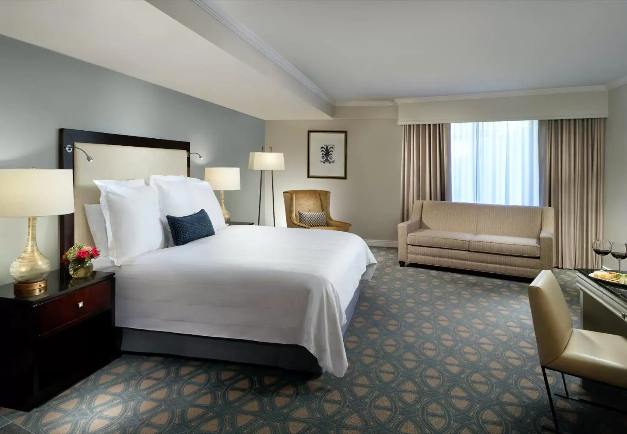 Photo of the whole room, Bed in Omni Riverfront New Orleans