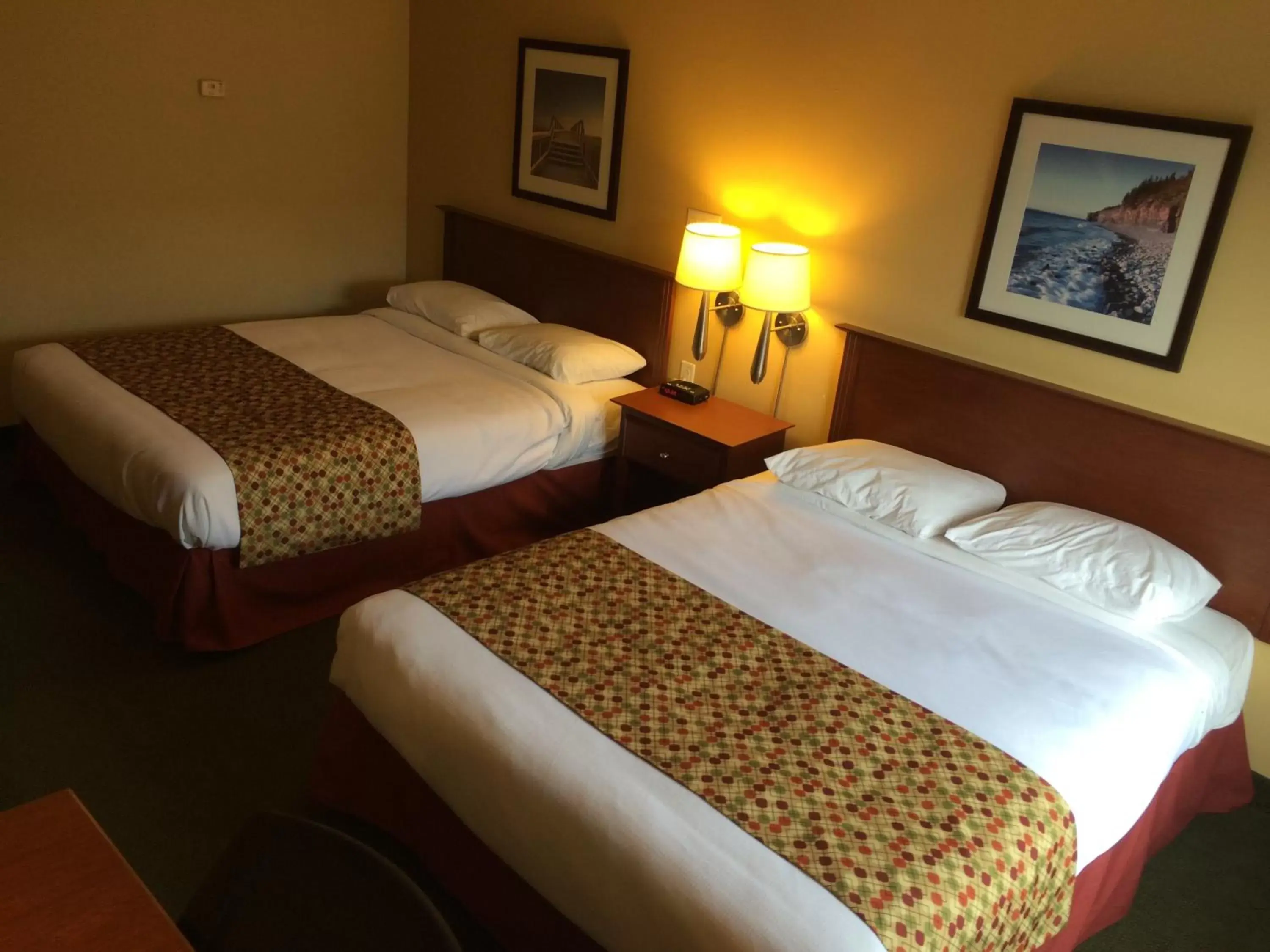 Photo of the whole room, Bed in Super 8 by Wyndham Campbellton NB