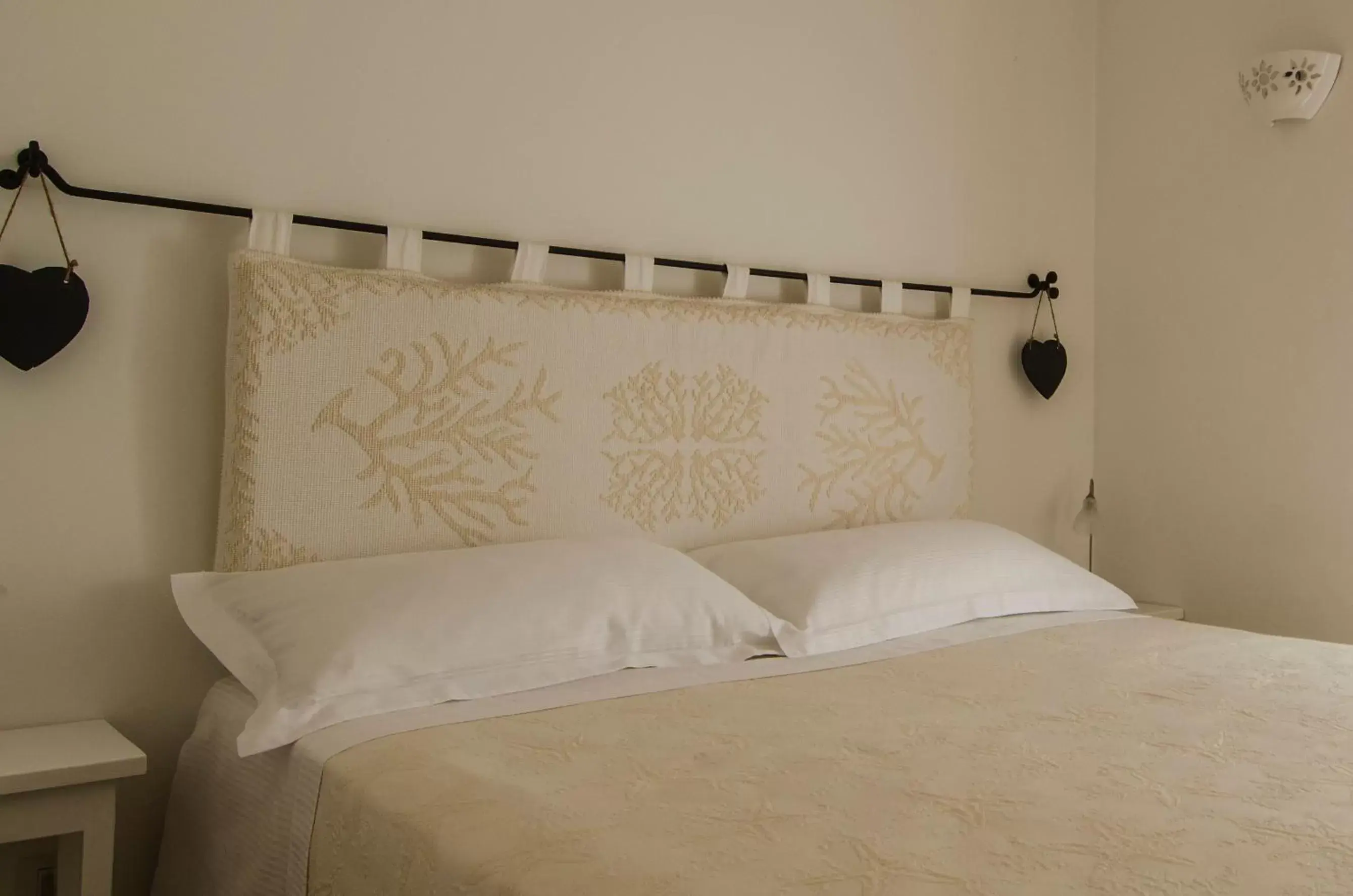 Decorative detail, Bed in CelesteDiMare