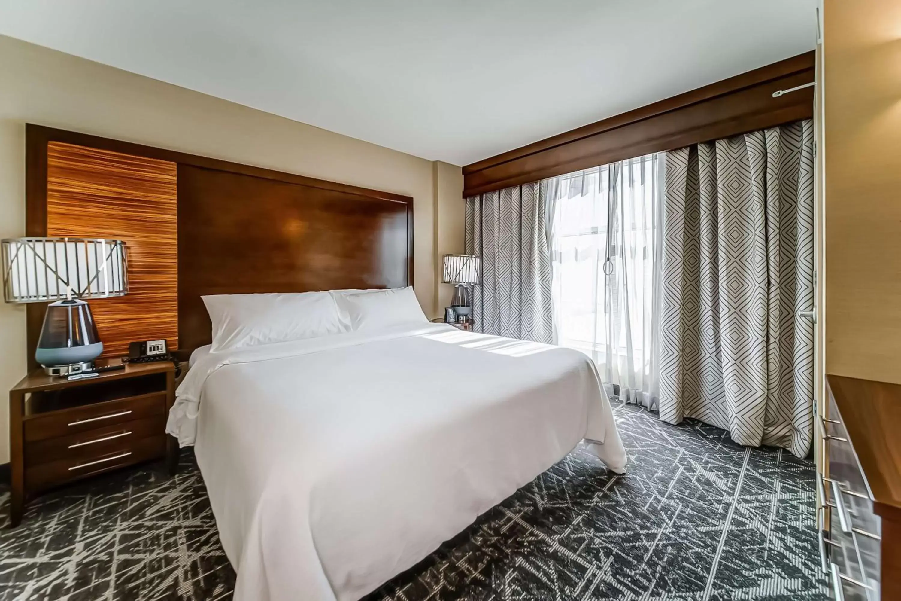 Bed in Embassy Suites Atlanta - Kennesaw Town Center