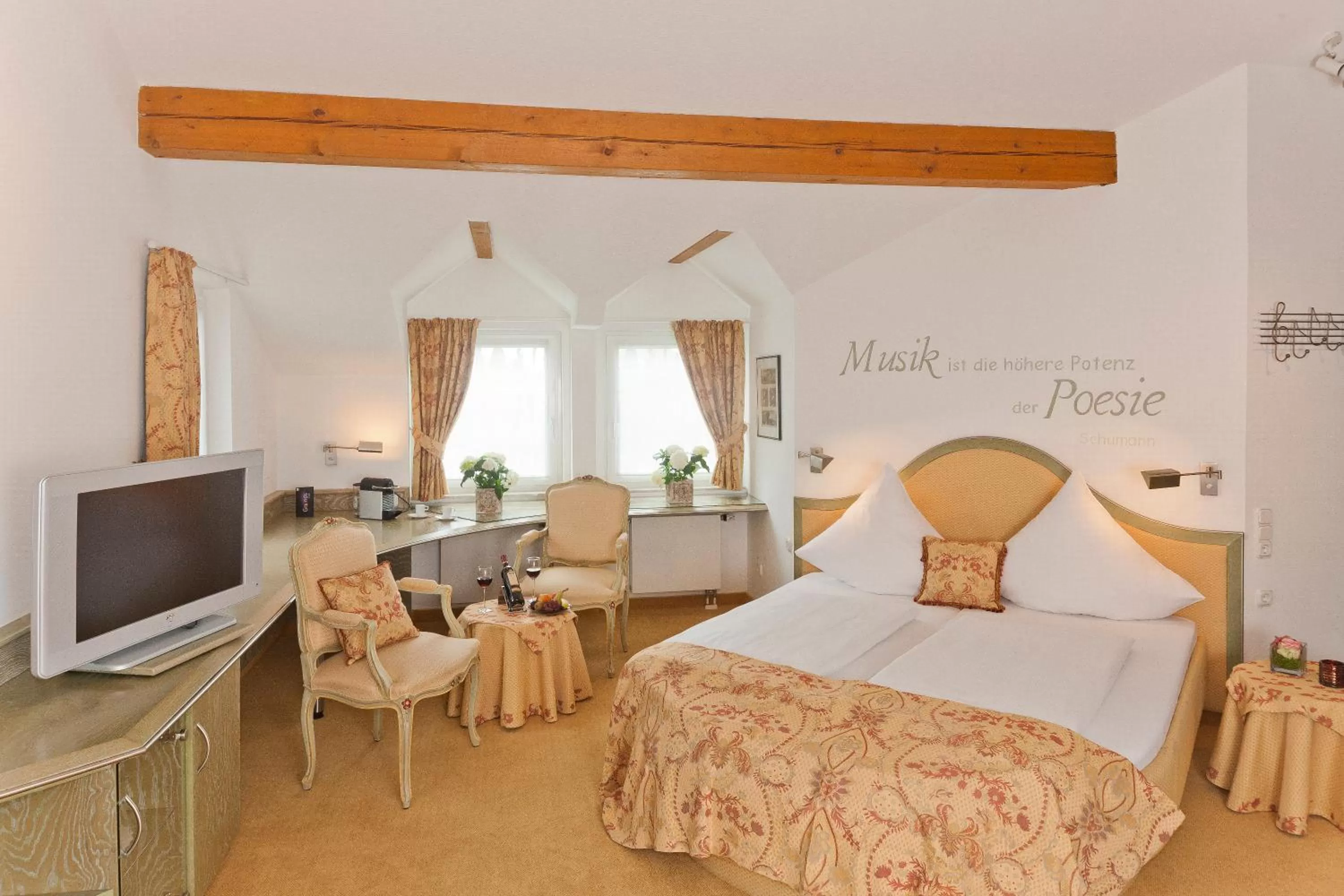 Photo of the whole room, Bed in Malerwinkel Hotel