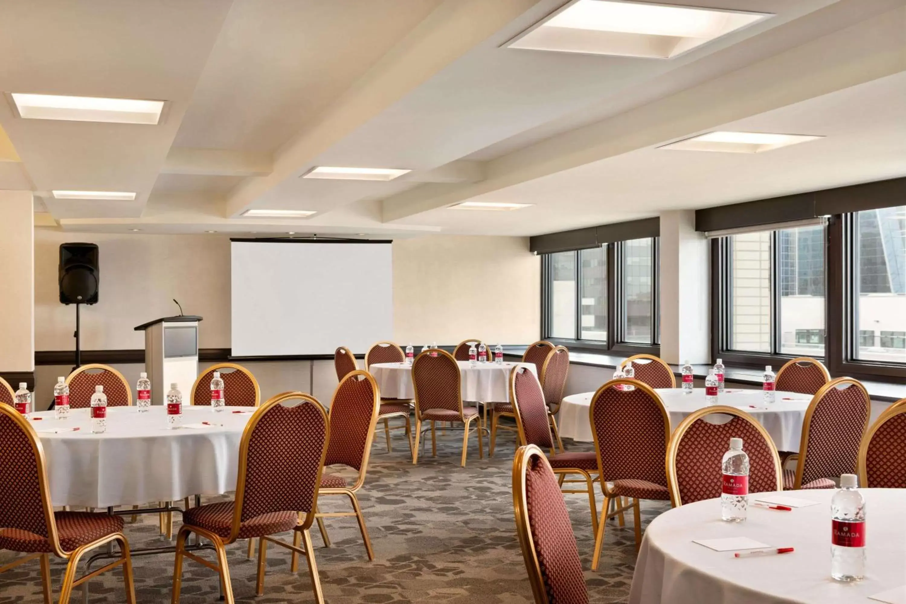 Banquet/Function facilities, Restaurant/Places to Eat in Ramada Plaza by Wyndham Regina Downtown