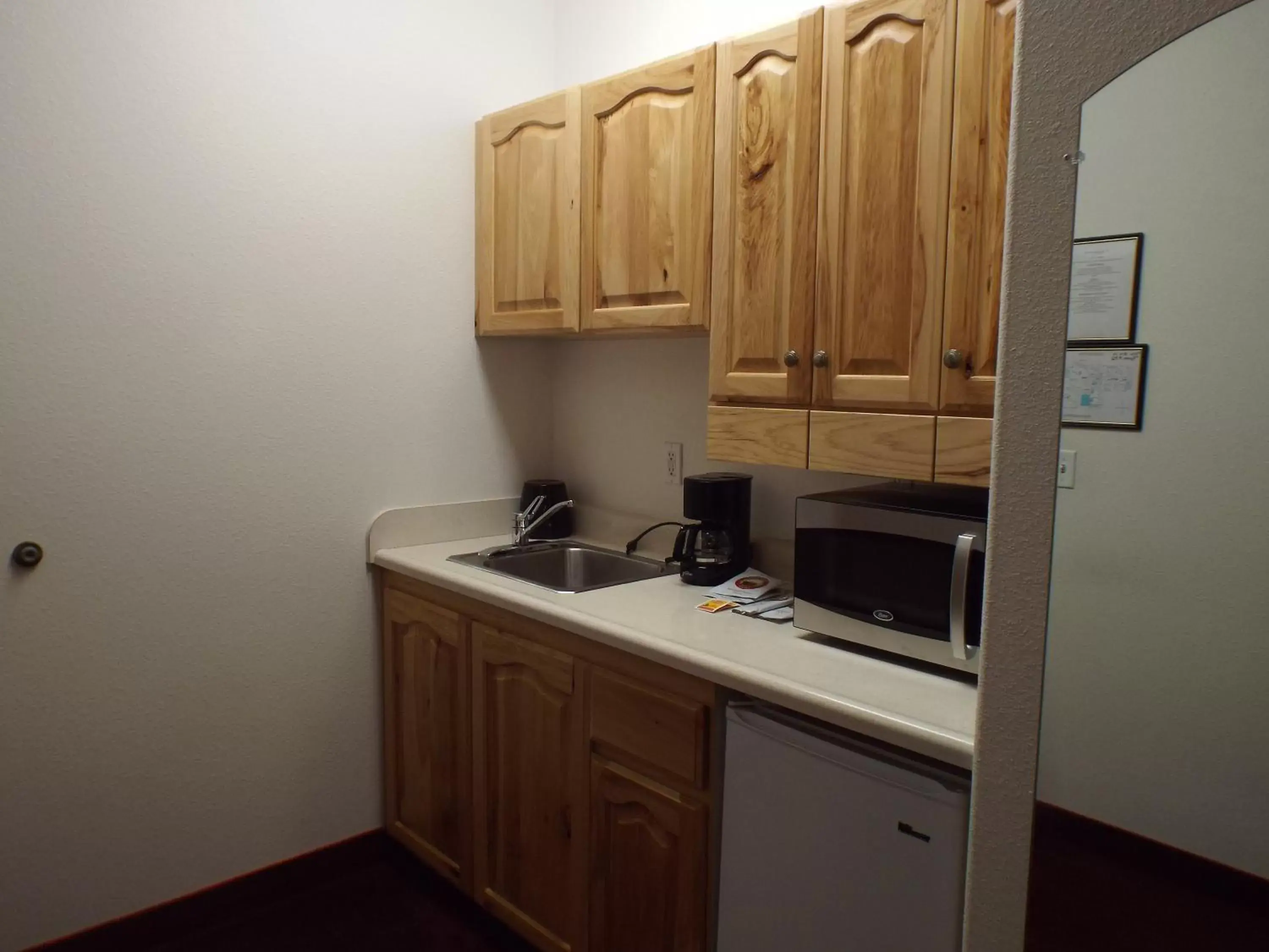 Living room, Kitchen/Kitchenette in Greenwood Village Inn & Suites