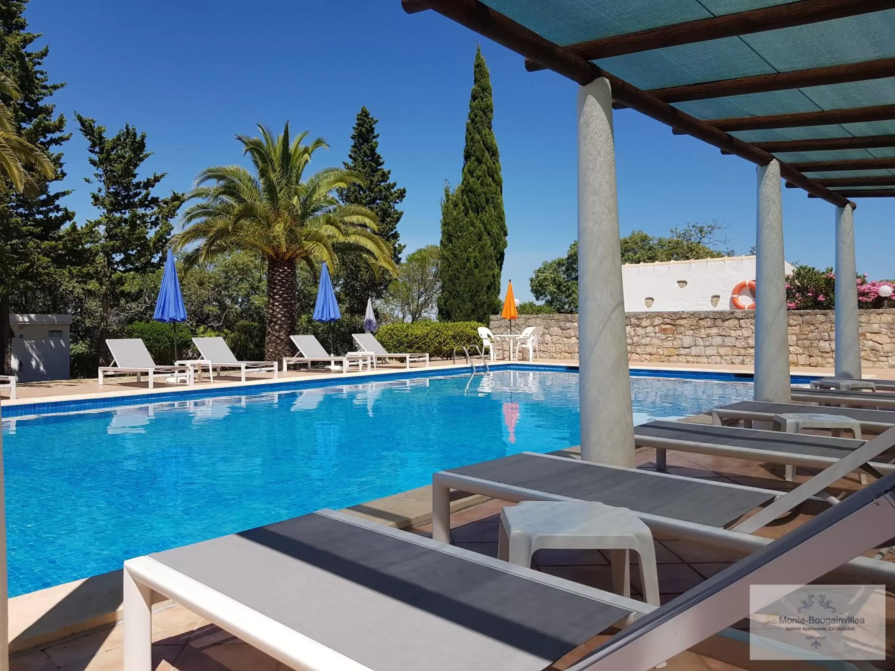 Swimming Pool in Monte-Bougainvillea