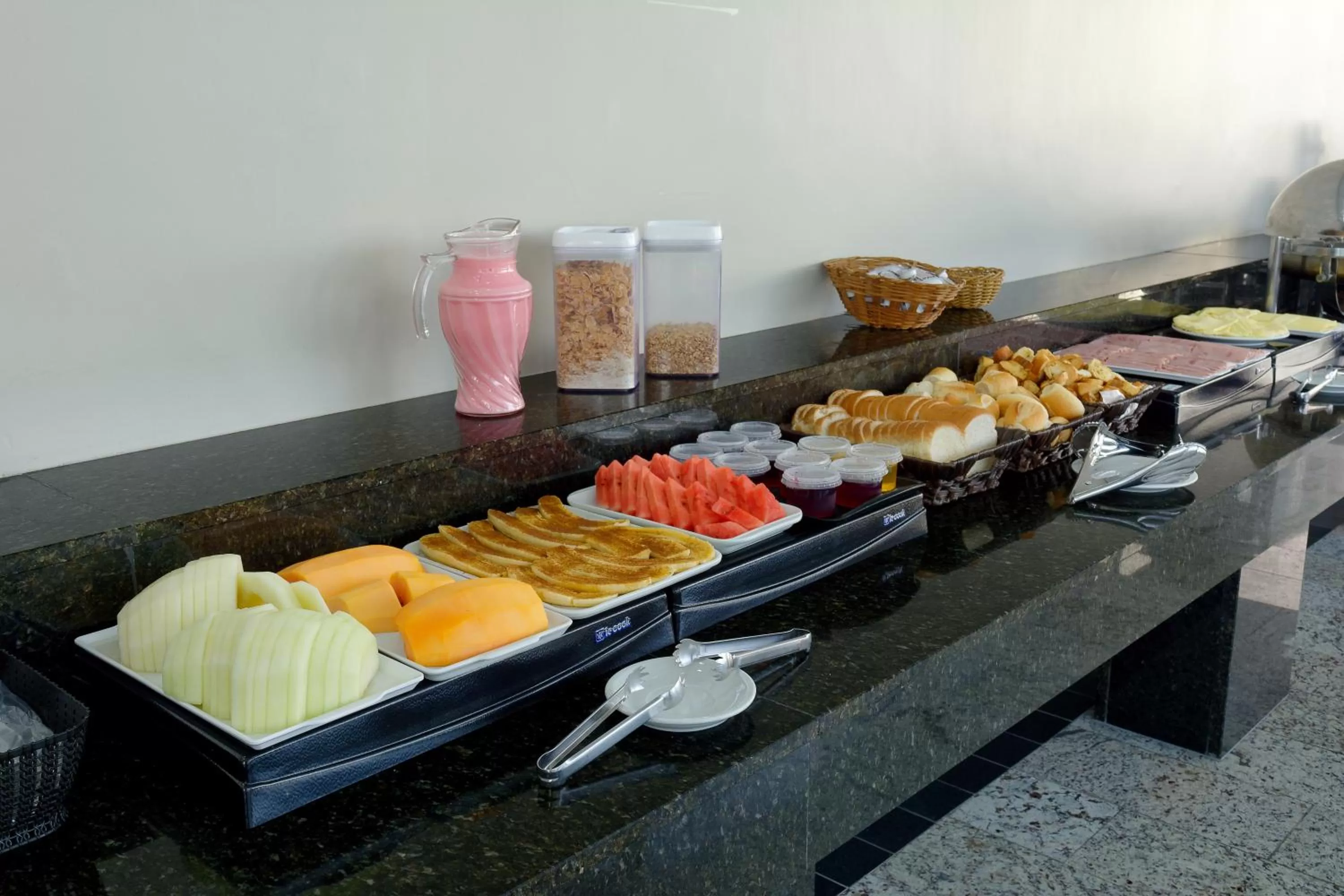 Buffet breakfast in Fênix Hotel Bom Retiro