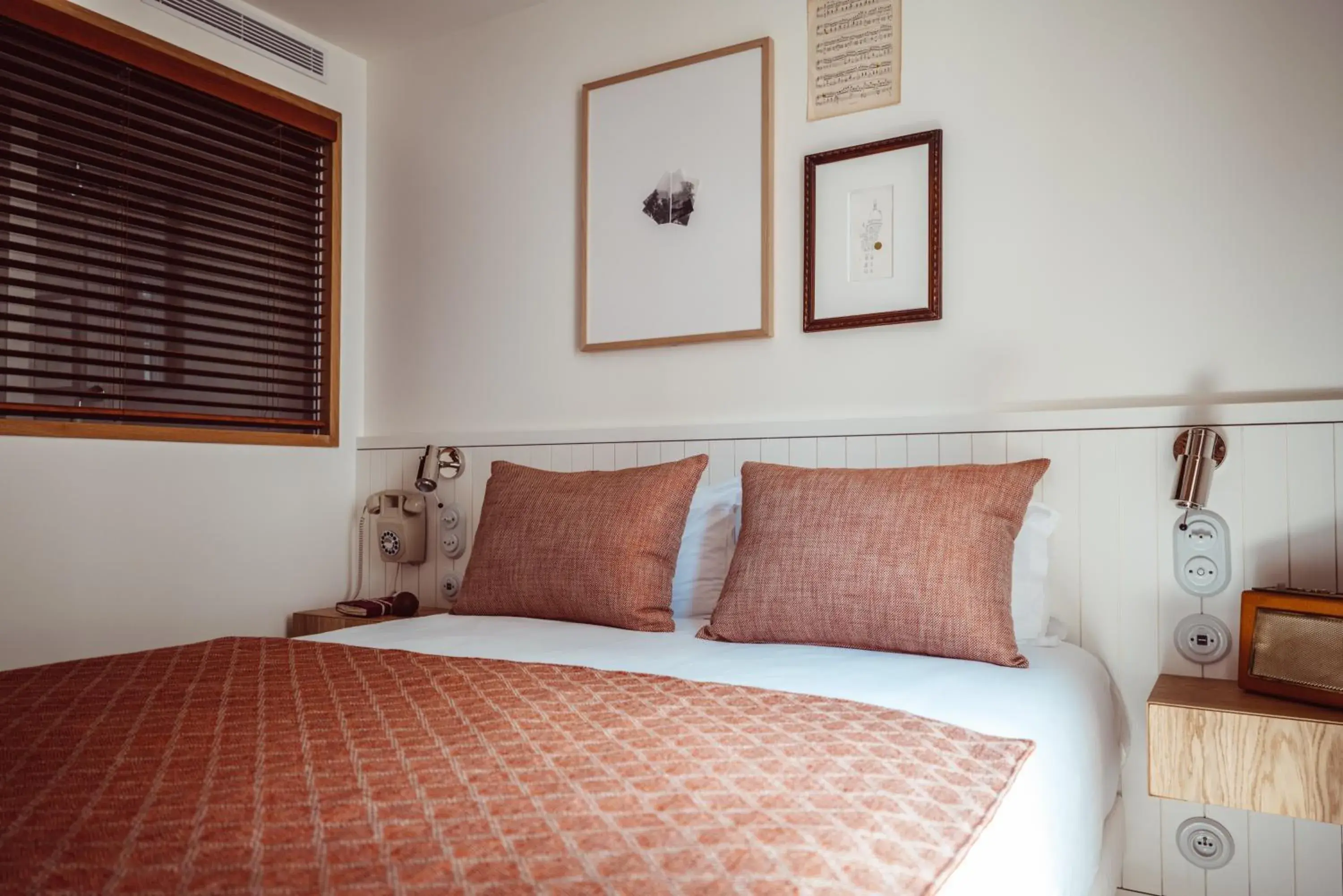 Bedroom, Bed in Hôtel Monsieur Aristide