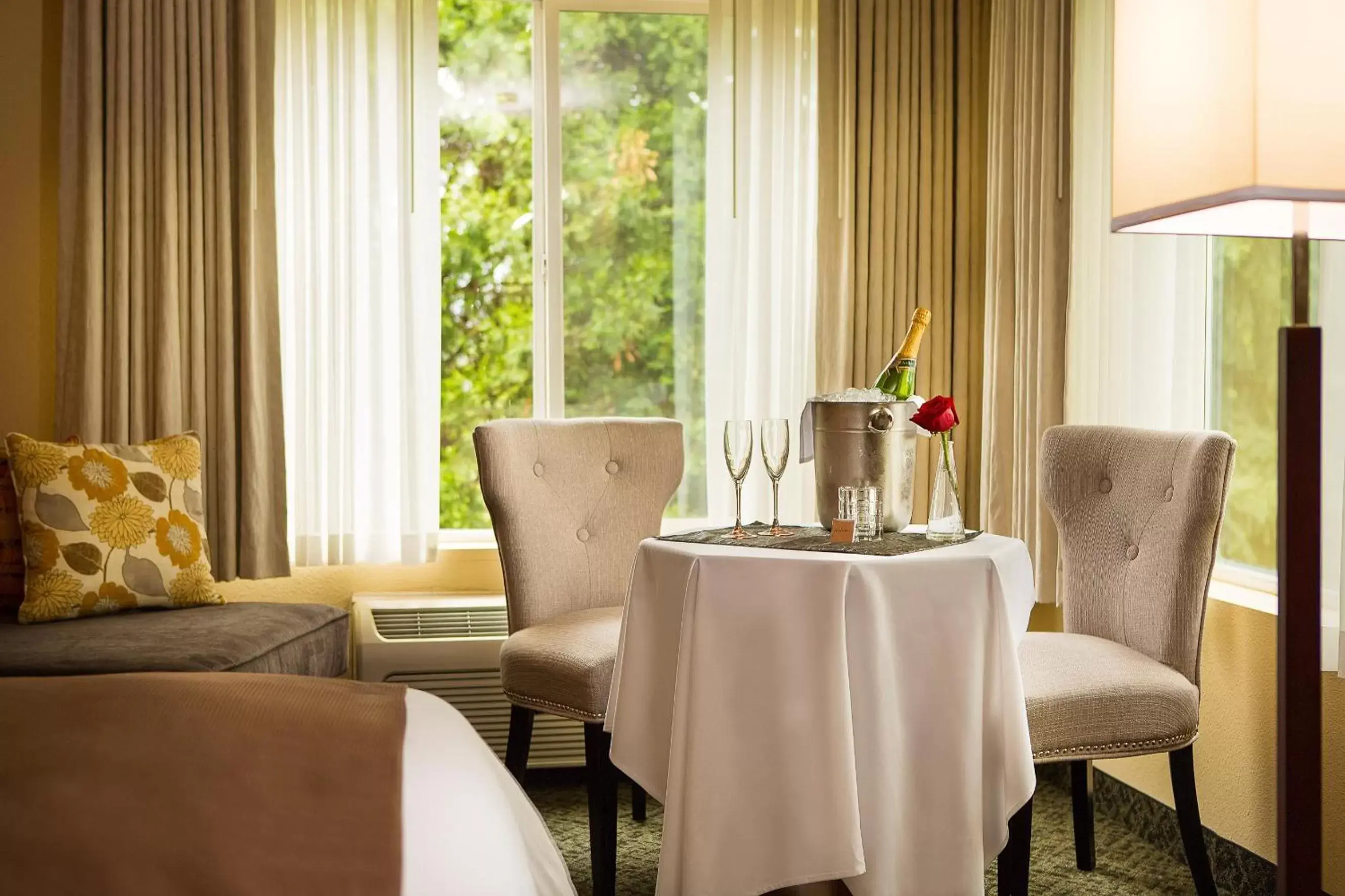 Bedroom, Seating Area in Radisson Hotel Portland Airport