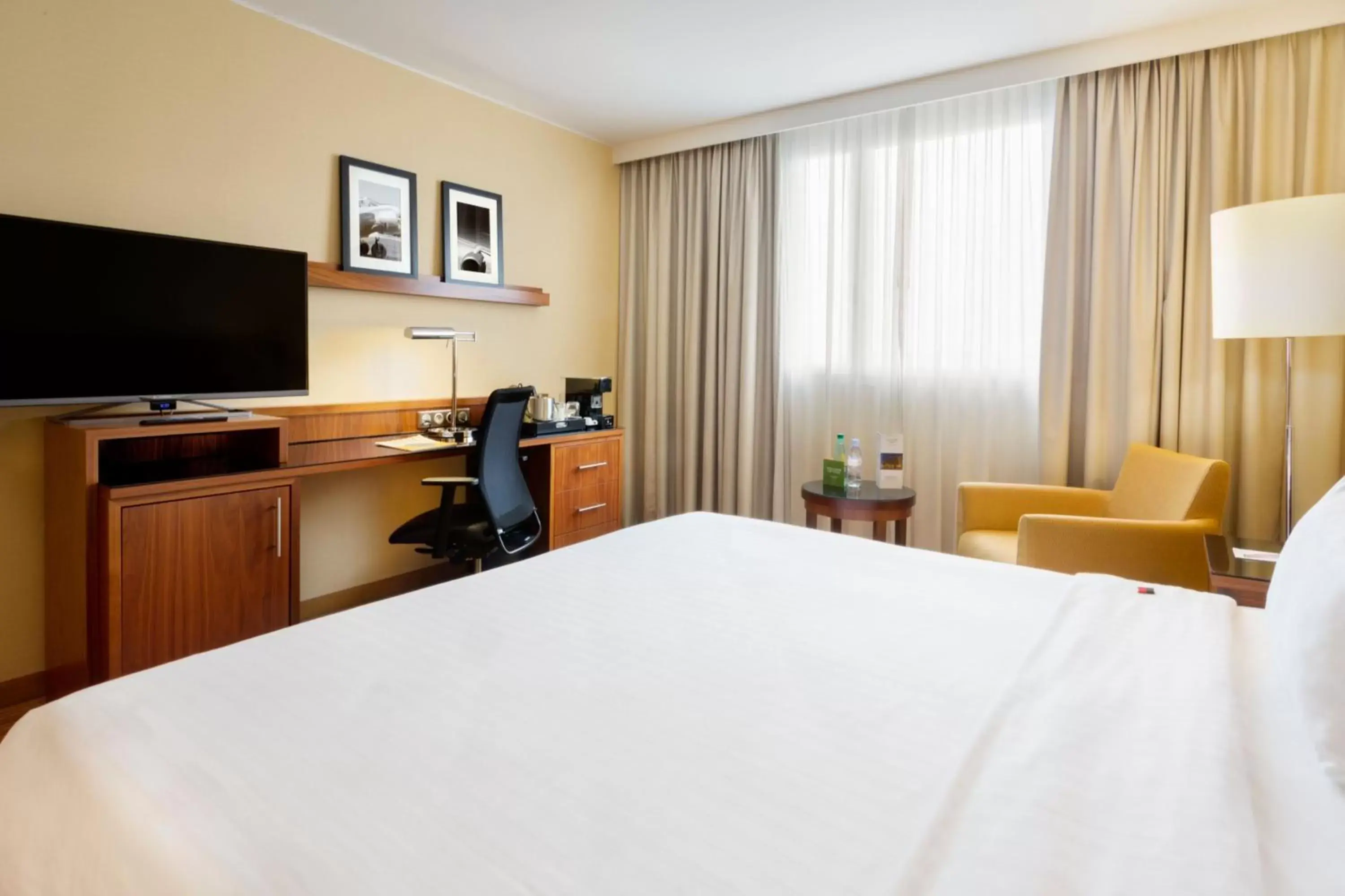 Photo of the whole room, Bed in Courtyard by Marriott Toulouse Airport