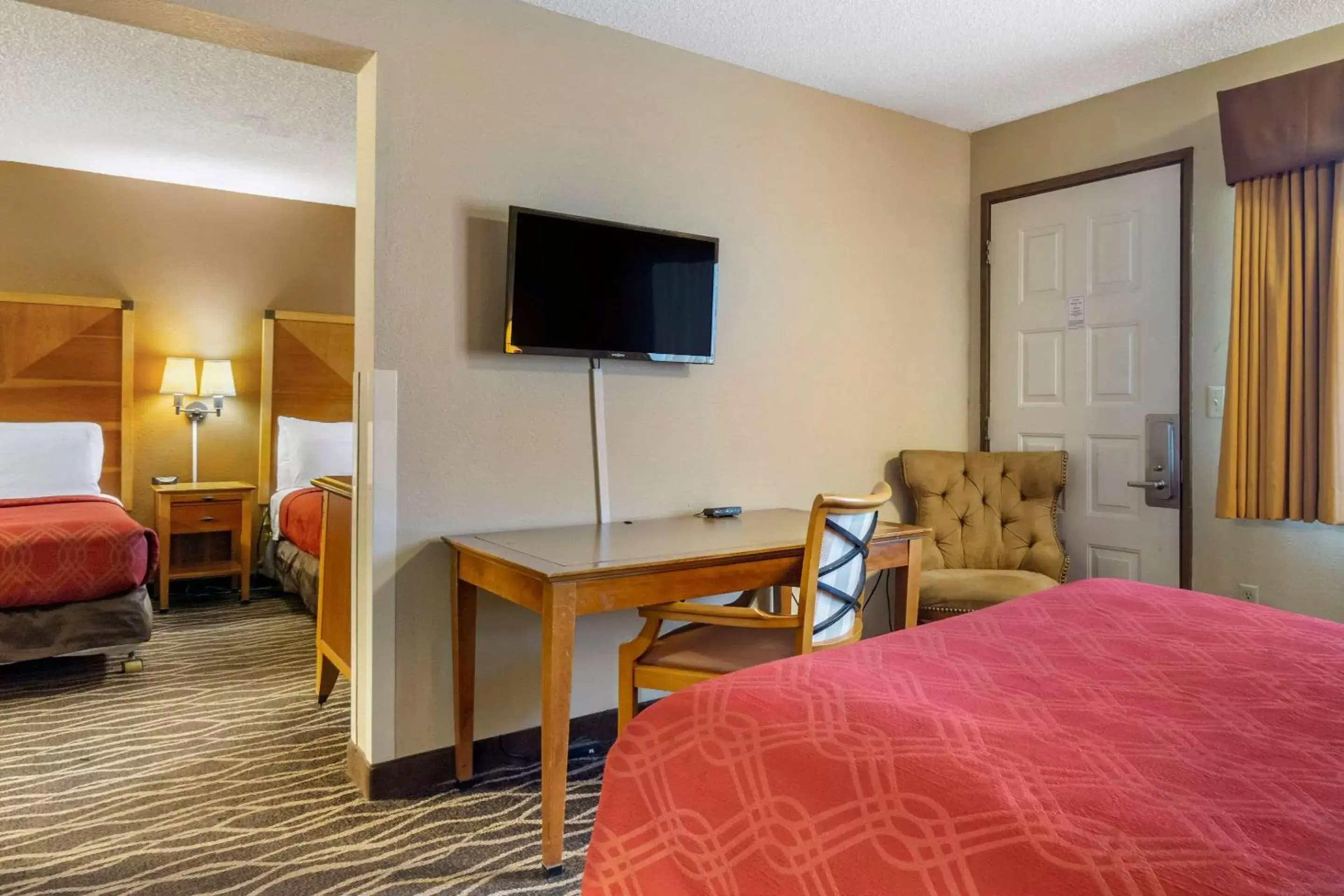 Photo of the whole room, TV/Entertainment Center in Econo Lodge Ellensburg