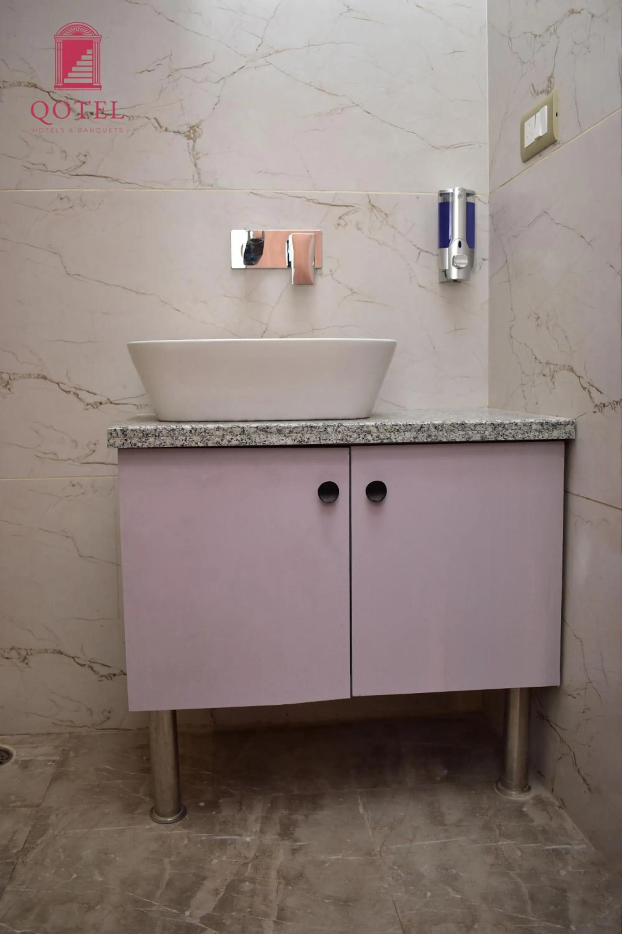 Bathroom in Qotel Comfort Ashok Vihar - Near Delhi University