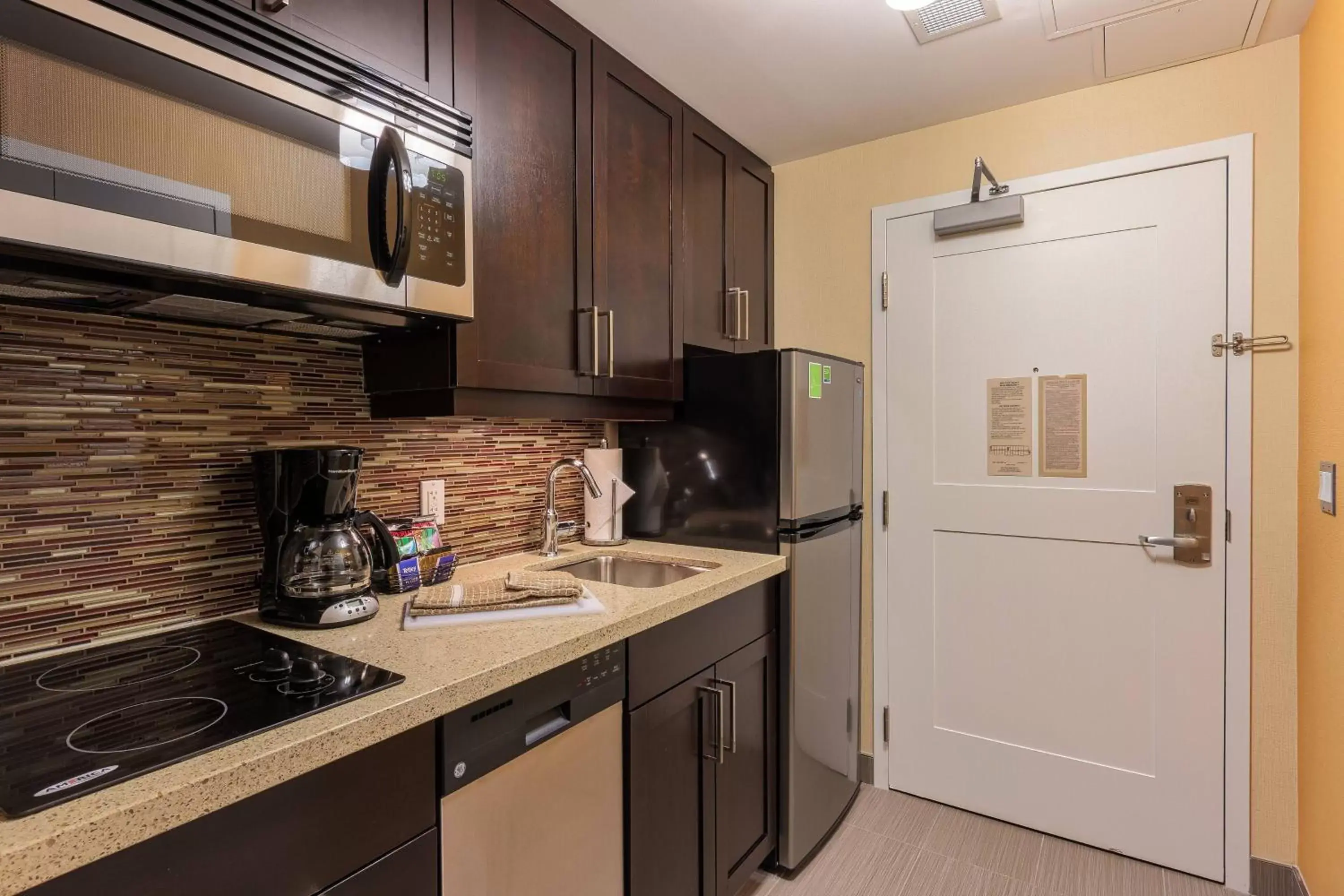 Kitchen or kitchenette, Kitchen/Kitchenette in TownePlace Suites by Marriott Belleville