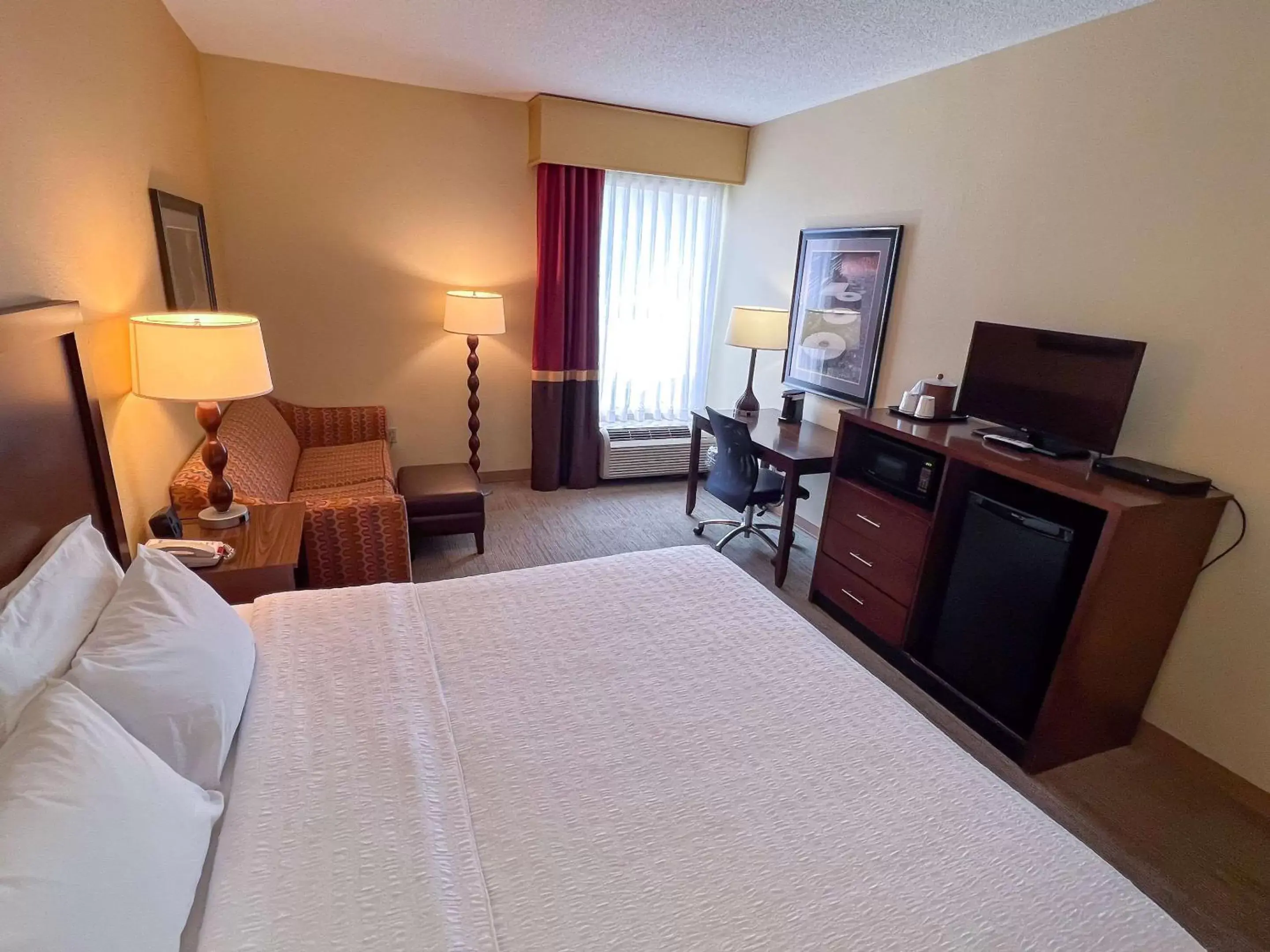 Bedroom, TV/Entertainment Center in Cherokee Inn