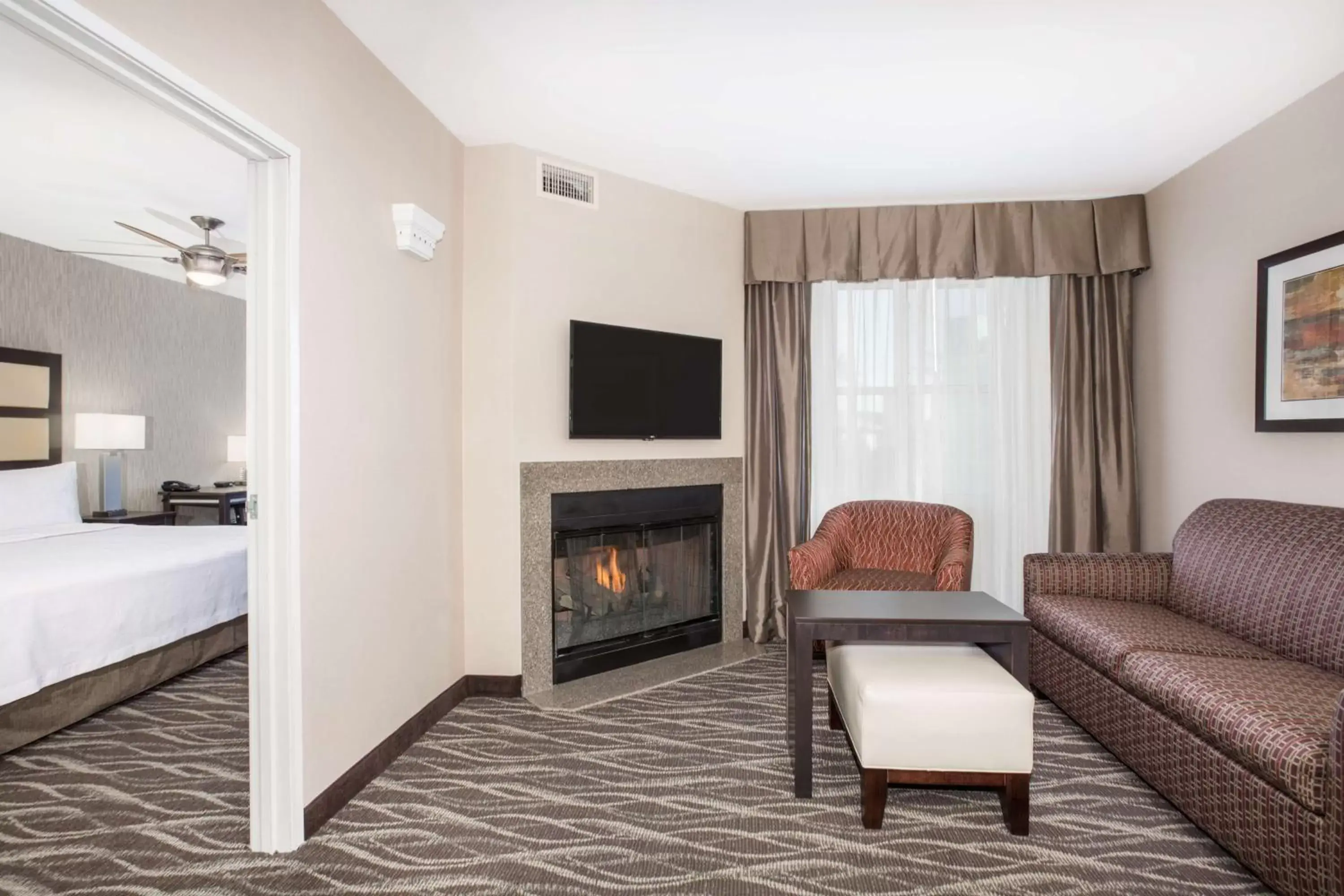 Living room, TV/Entertainment Center in Homewood Suites by Hilton South Las Vegas