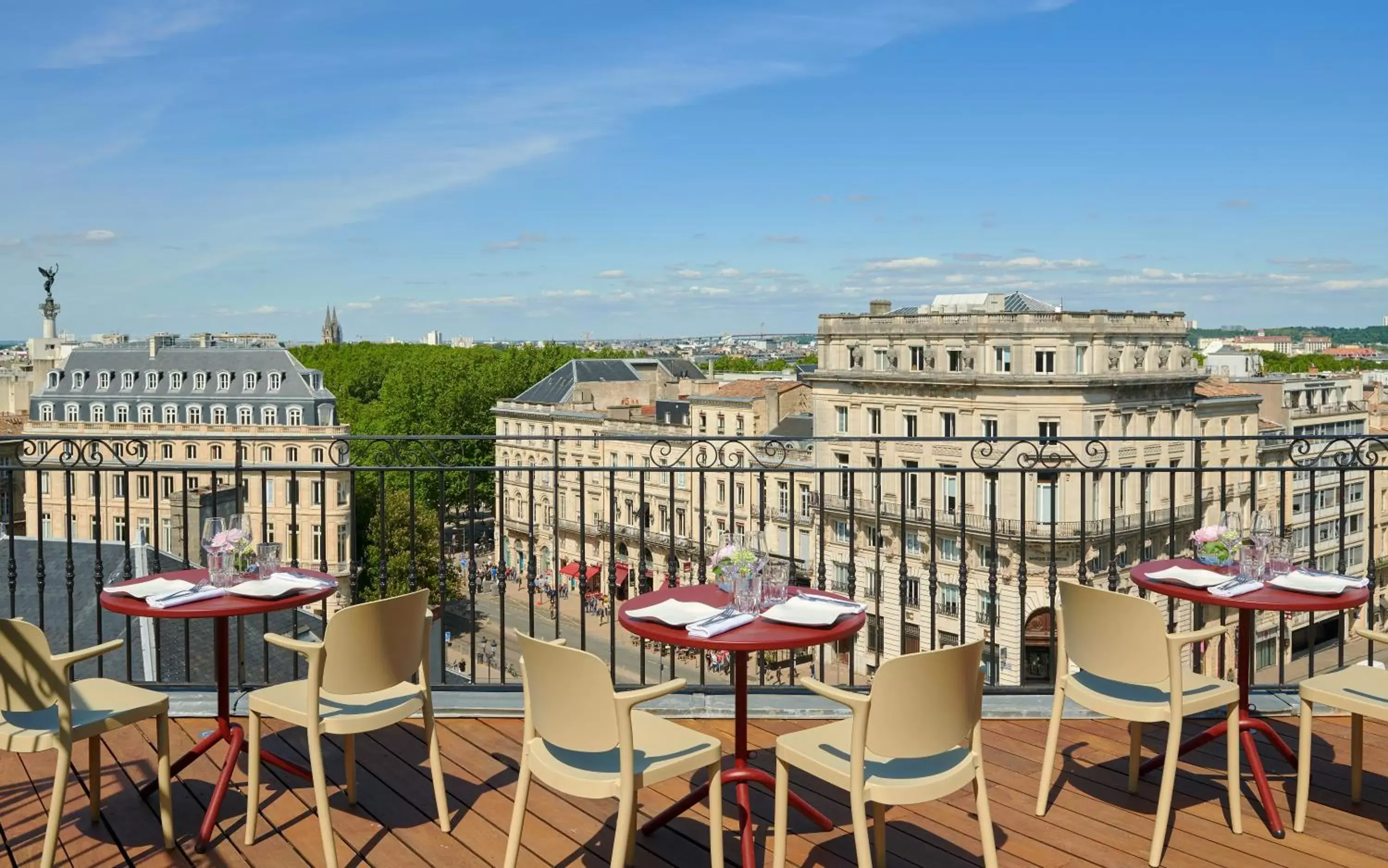 Lounge or bar in InterContinental Bordeaux Le Grand Hotel, an IHG Hotel