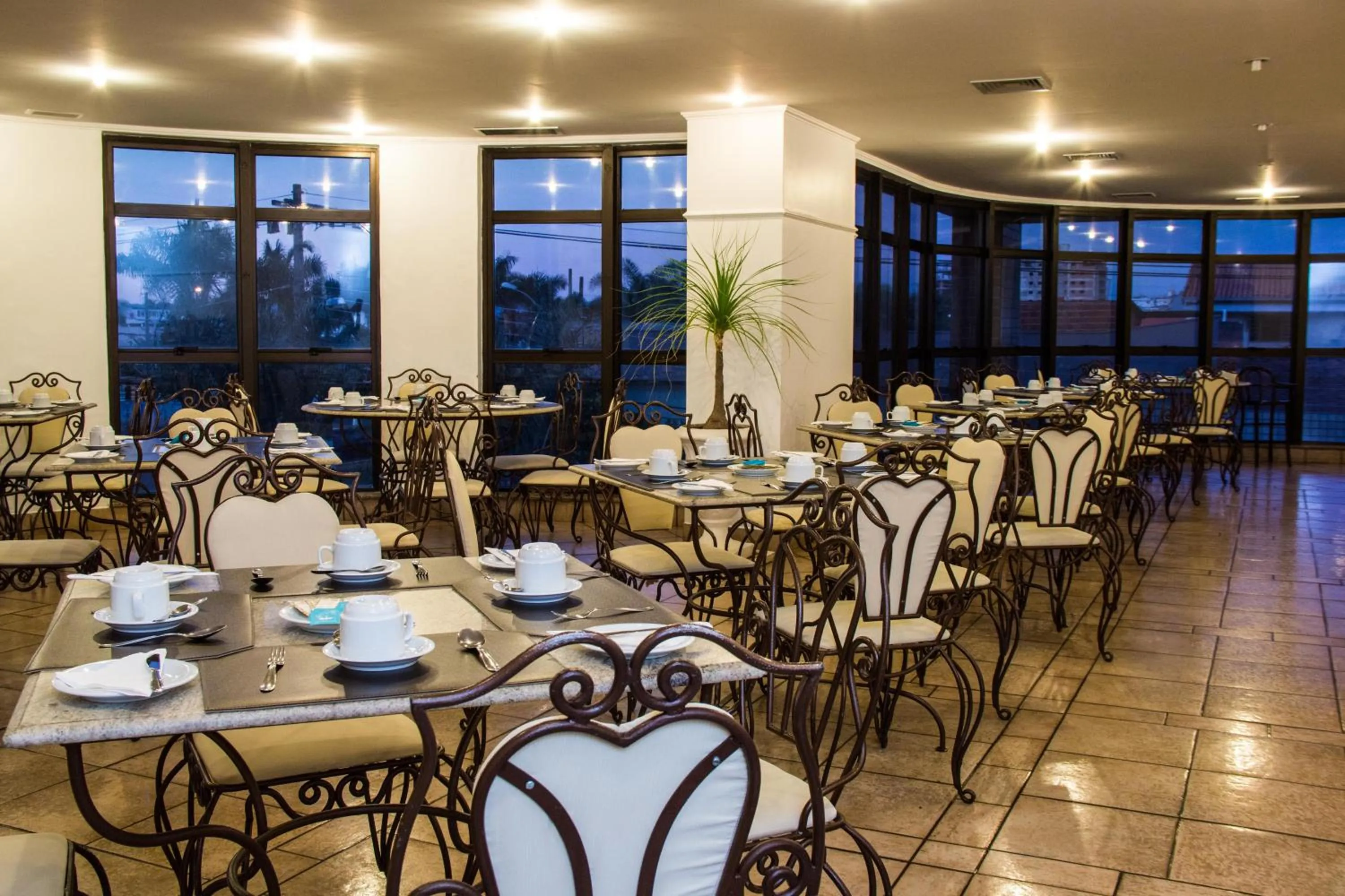 Restaurant/places to eat in Marques Plaza Hotel