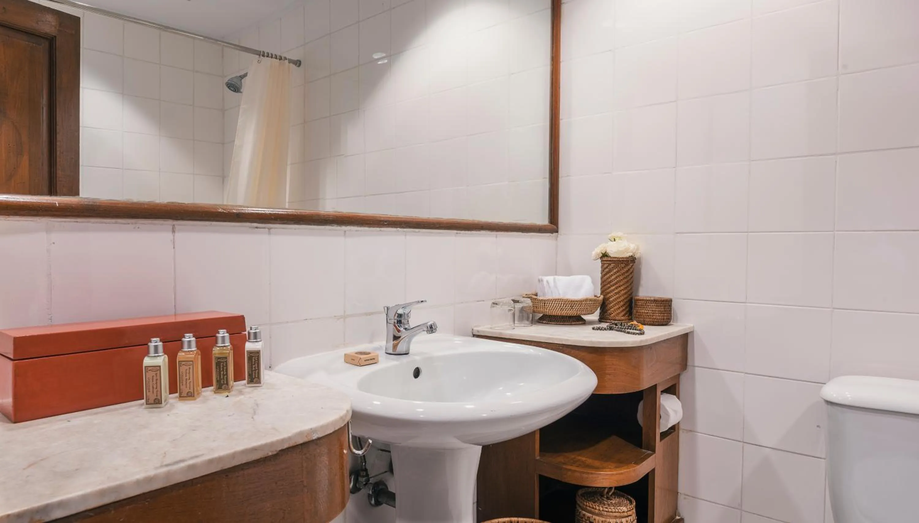 Toilet in Inya Lake Hotel Yangon