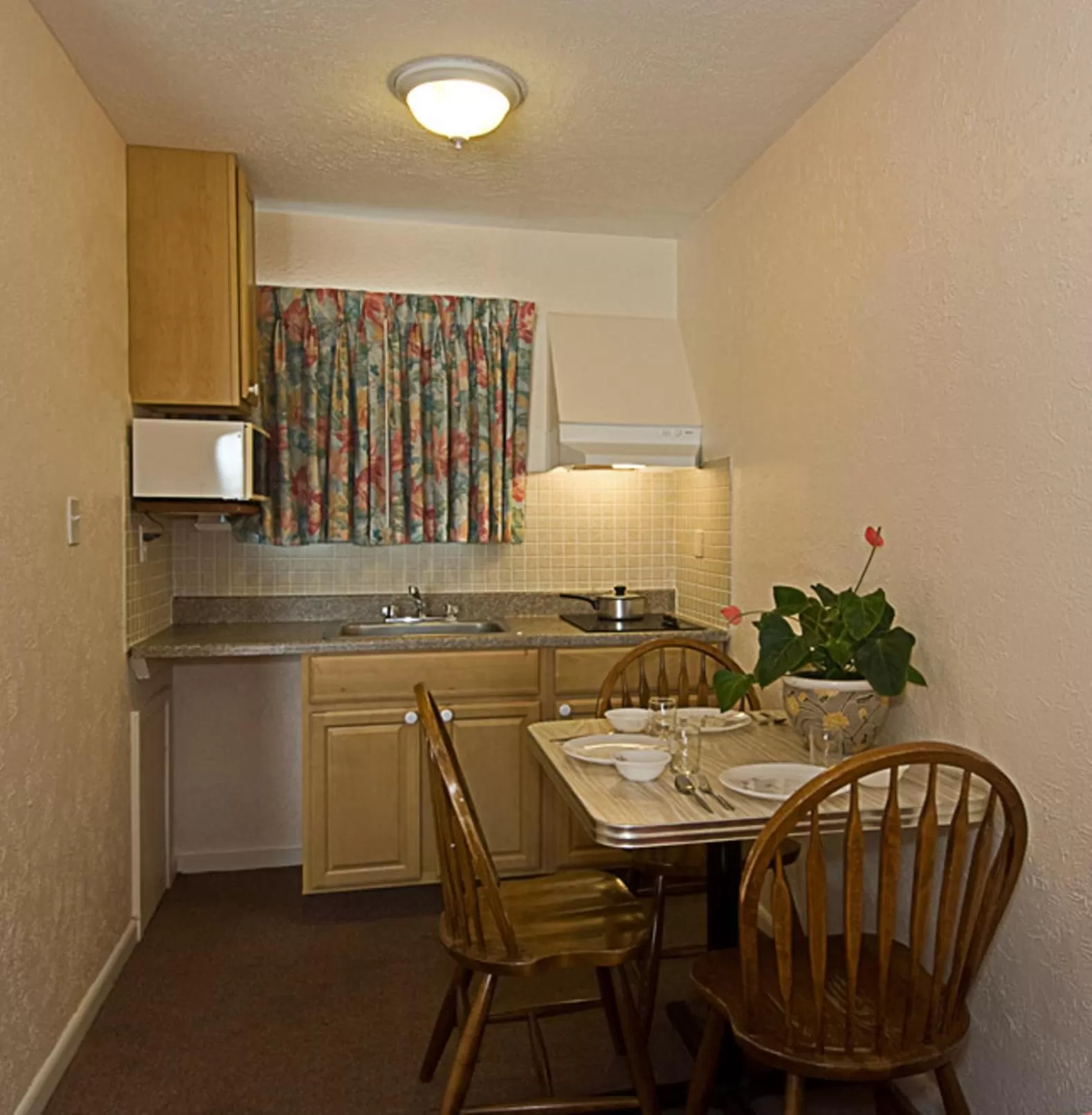 Kitchen or kitchenette in Blue Water Motel