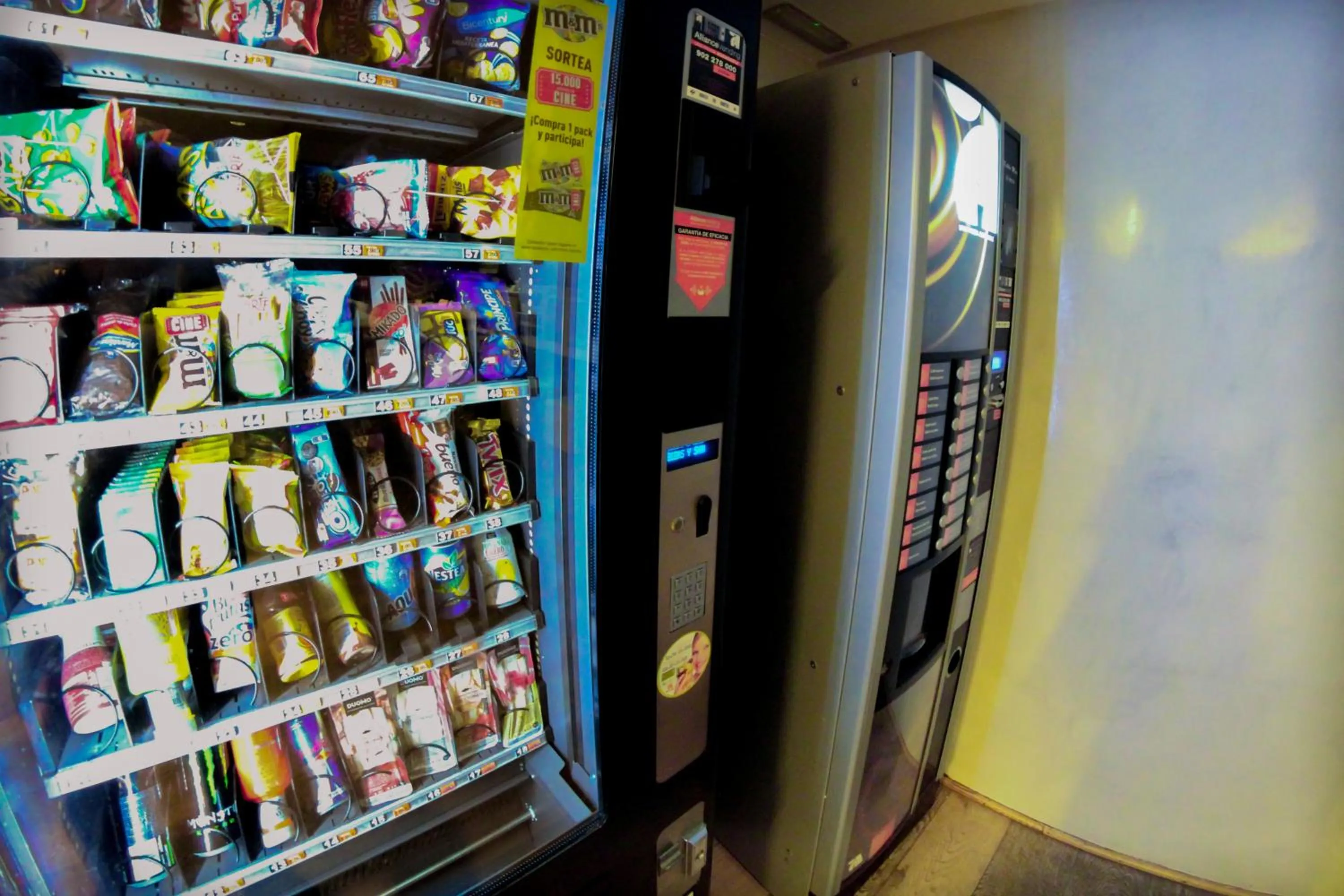 Food and drinks in Sant Jordi Hostels Sagrada Familia