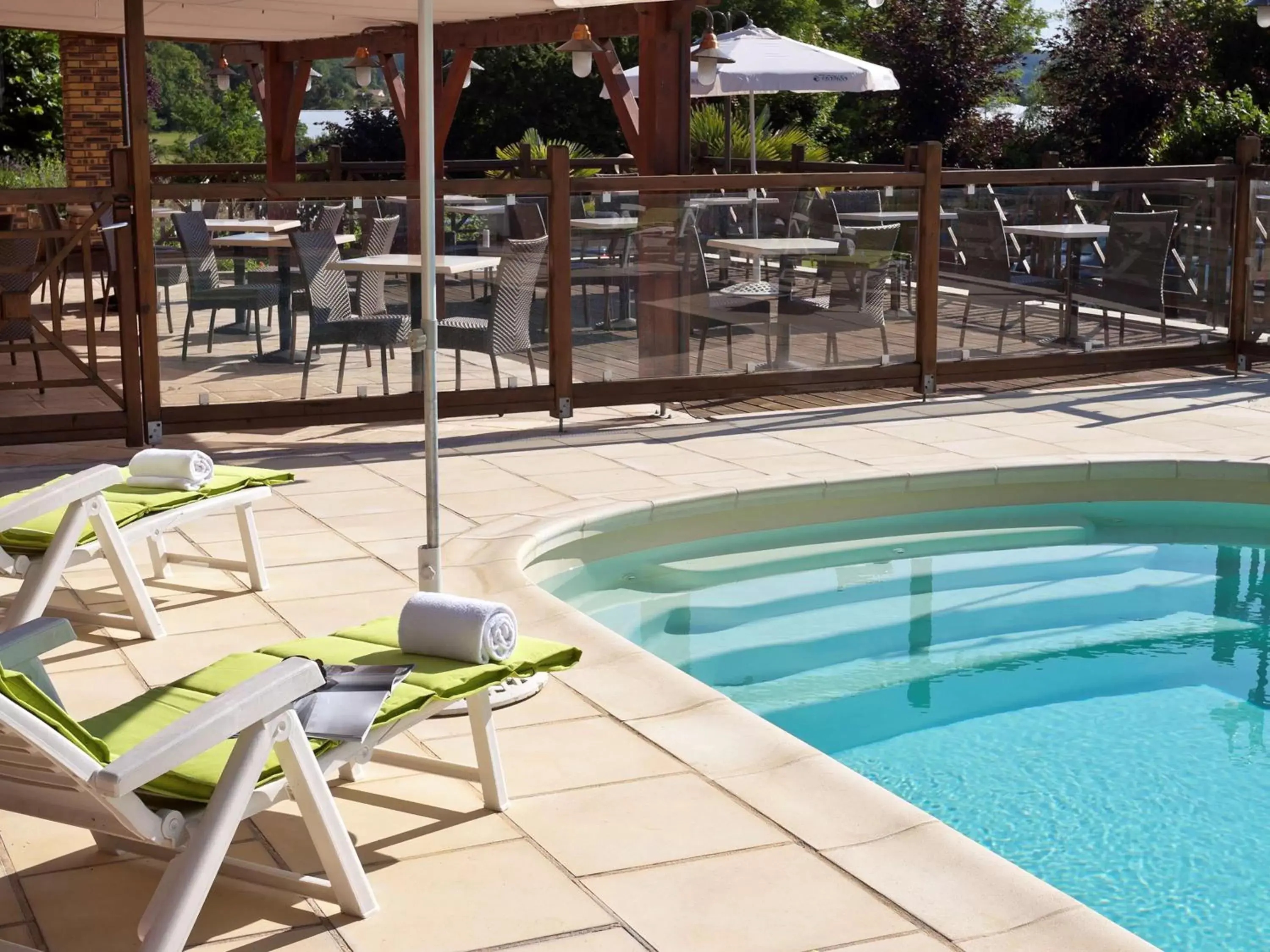 Property building, Swimming Pool in ibis Styles Périgueux Trélissac