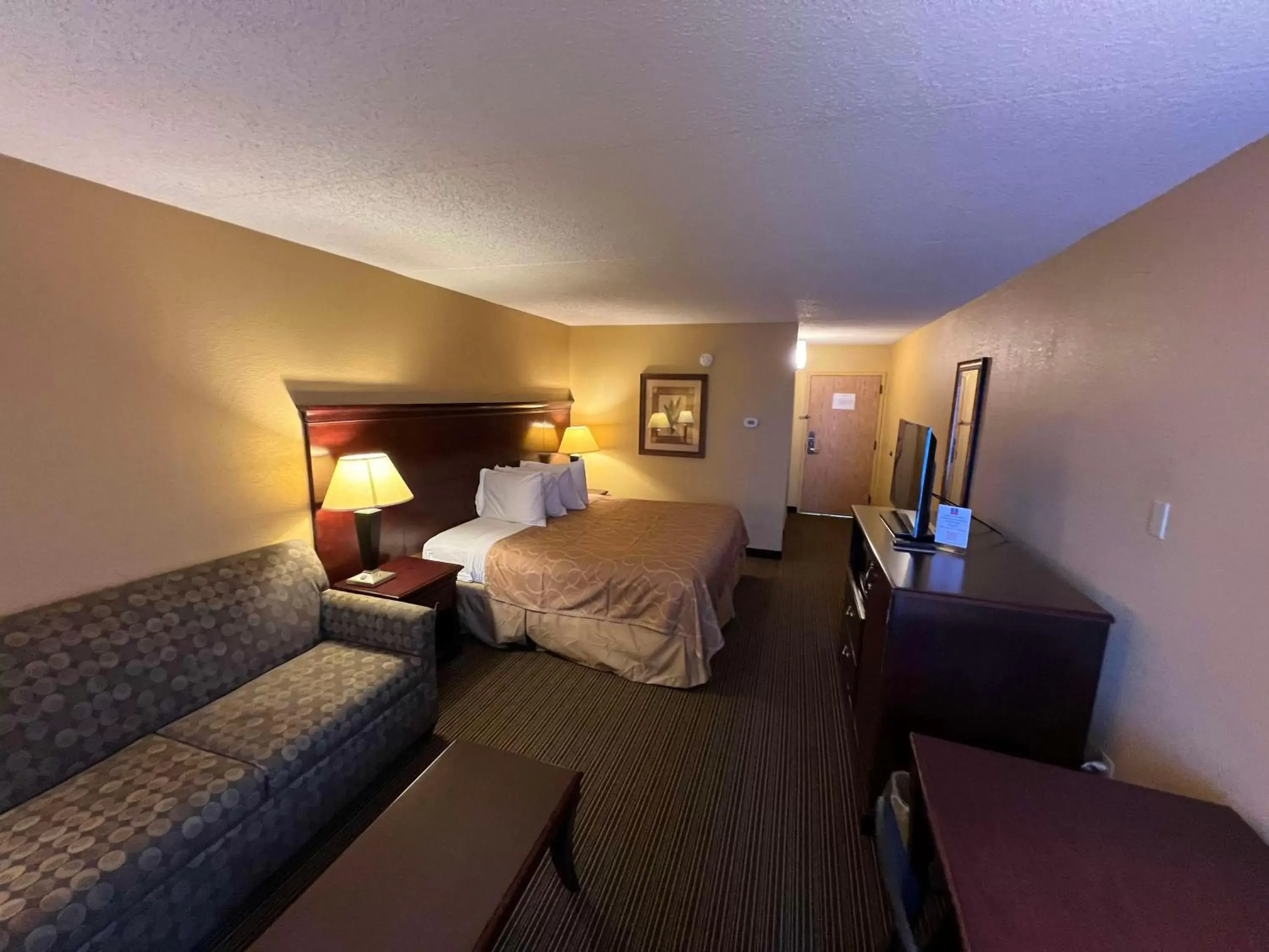 Bedroom in SureStay Plus Hotel by Best Western Hopkinsville