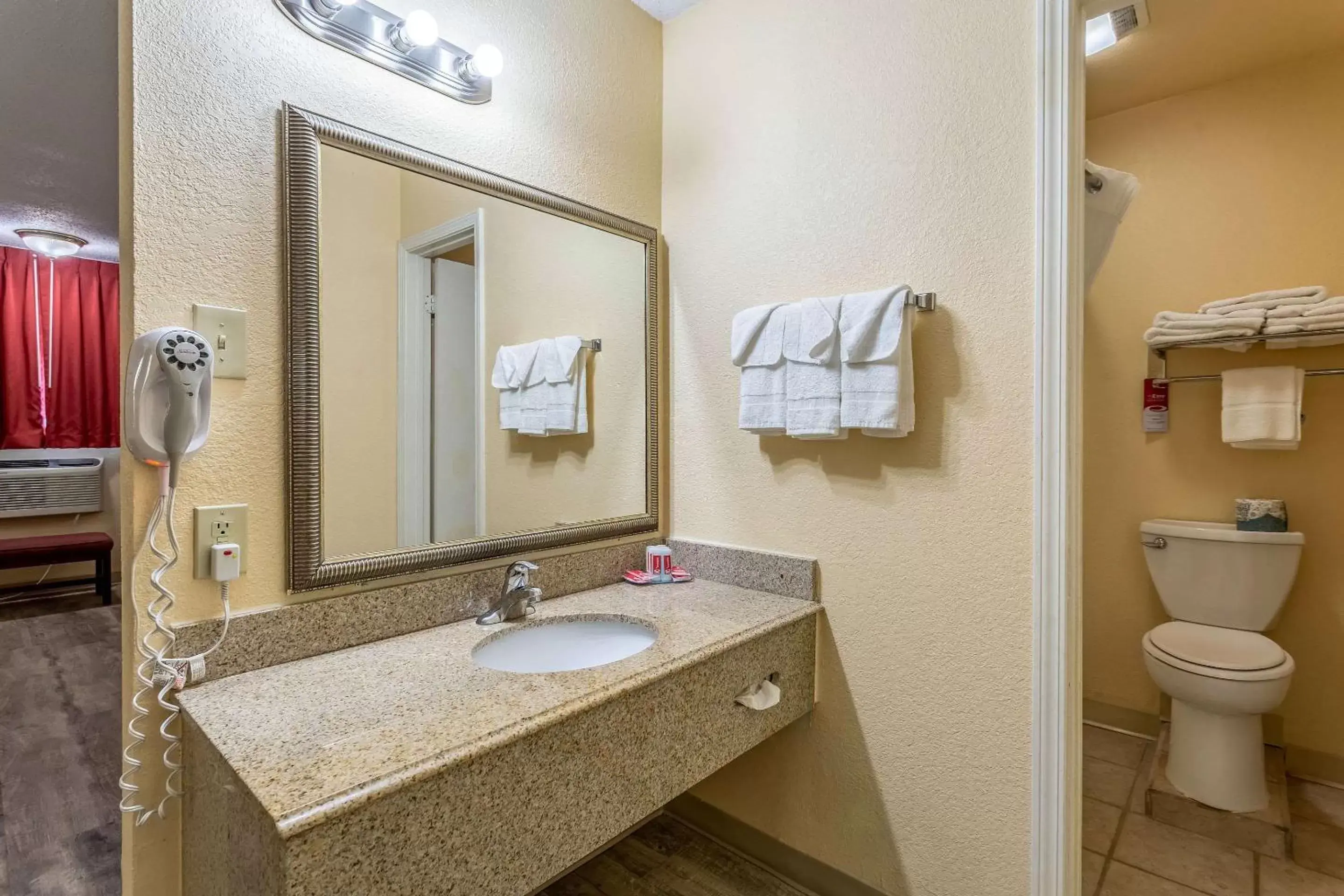 Bathroom in Econo Lodge Santa Rosa