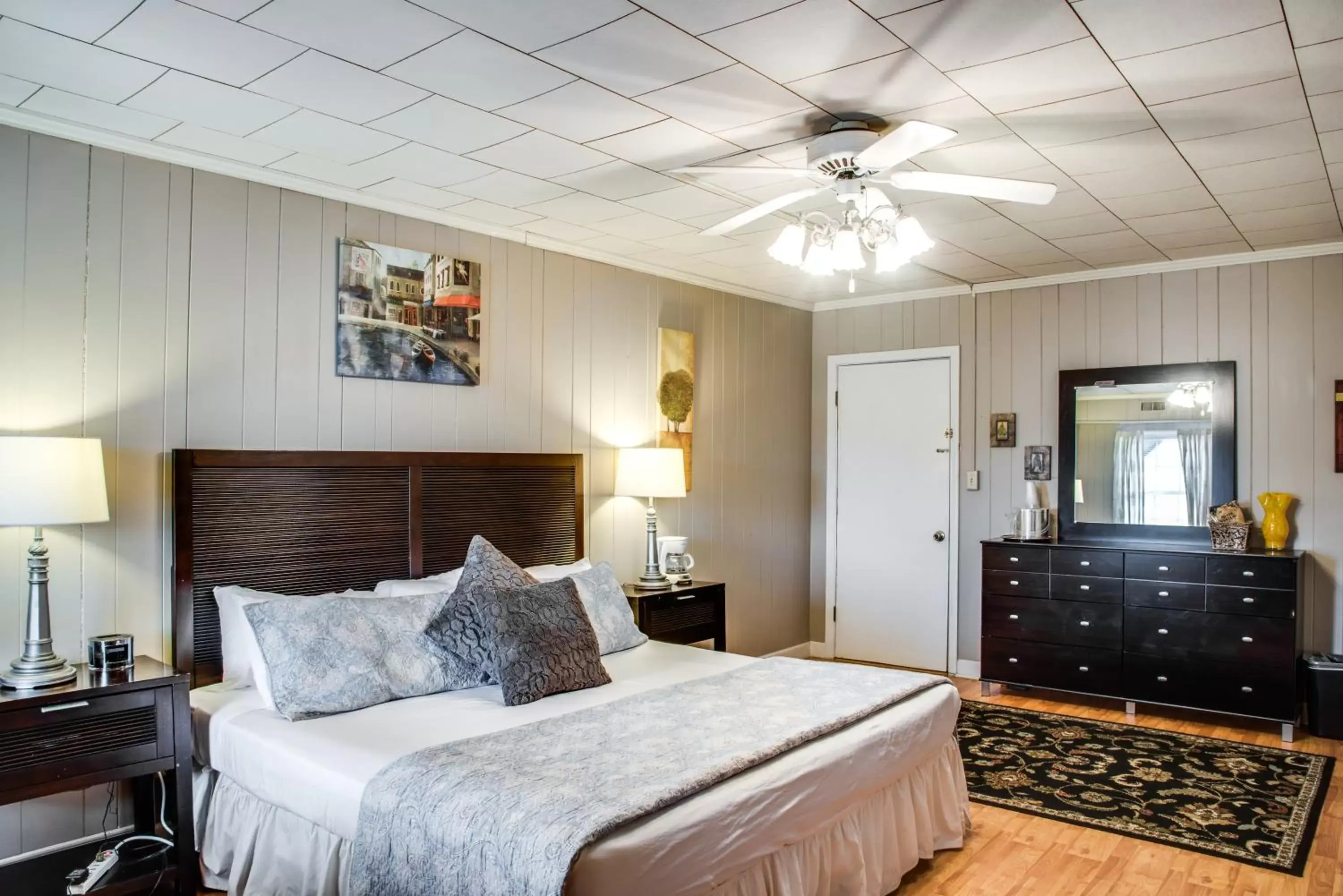 Bedroom, Bed in Cliff Dwellers Inn