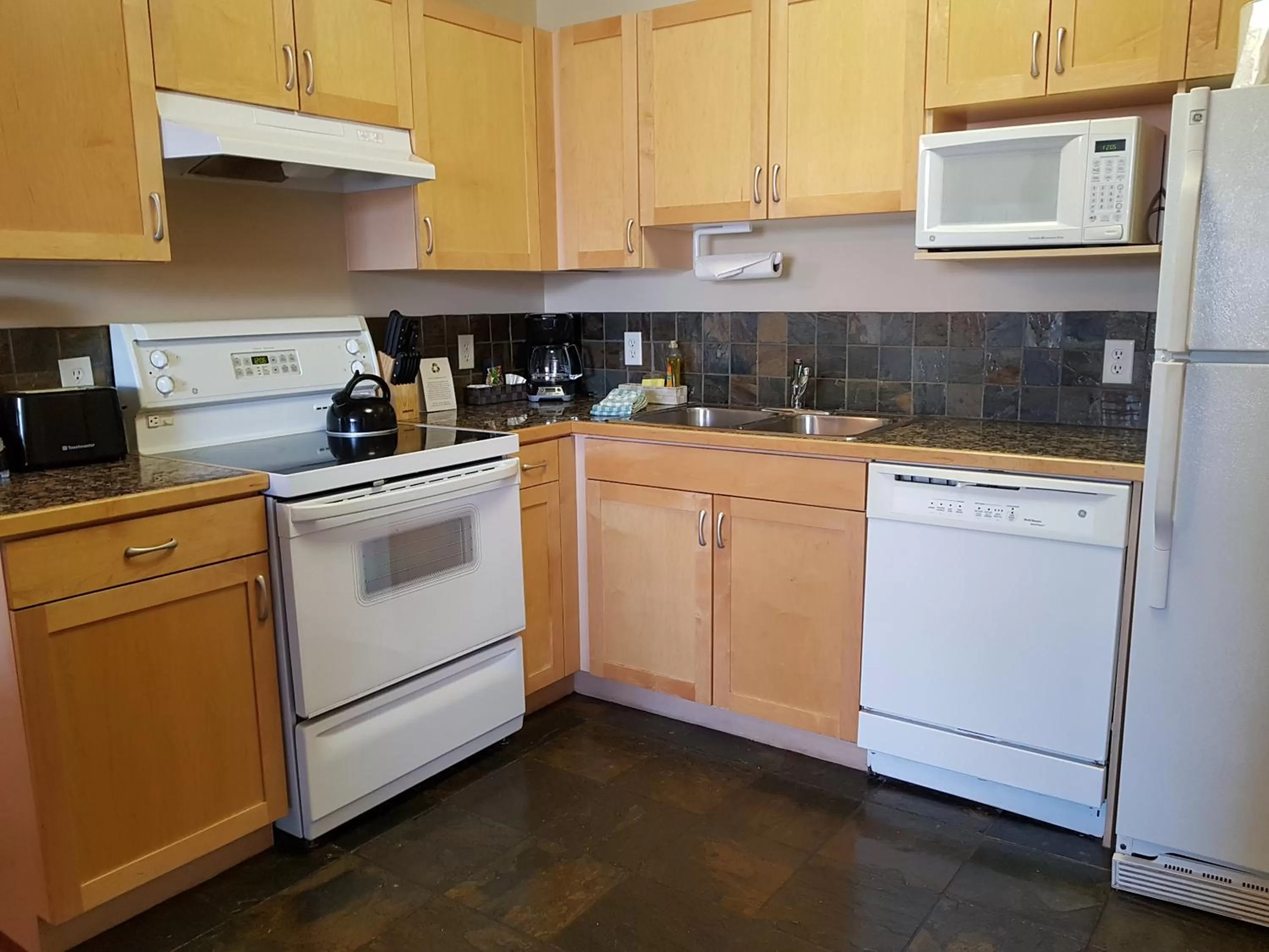 Kitchen or kitchenette in Sunset Resorts Canmore and Spa