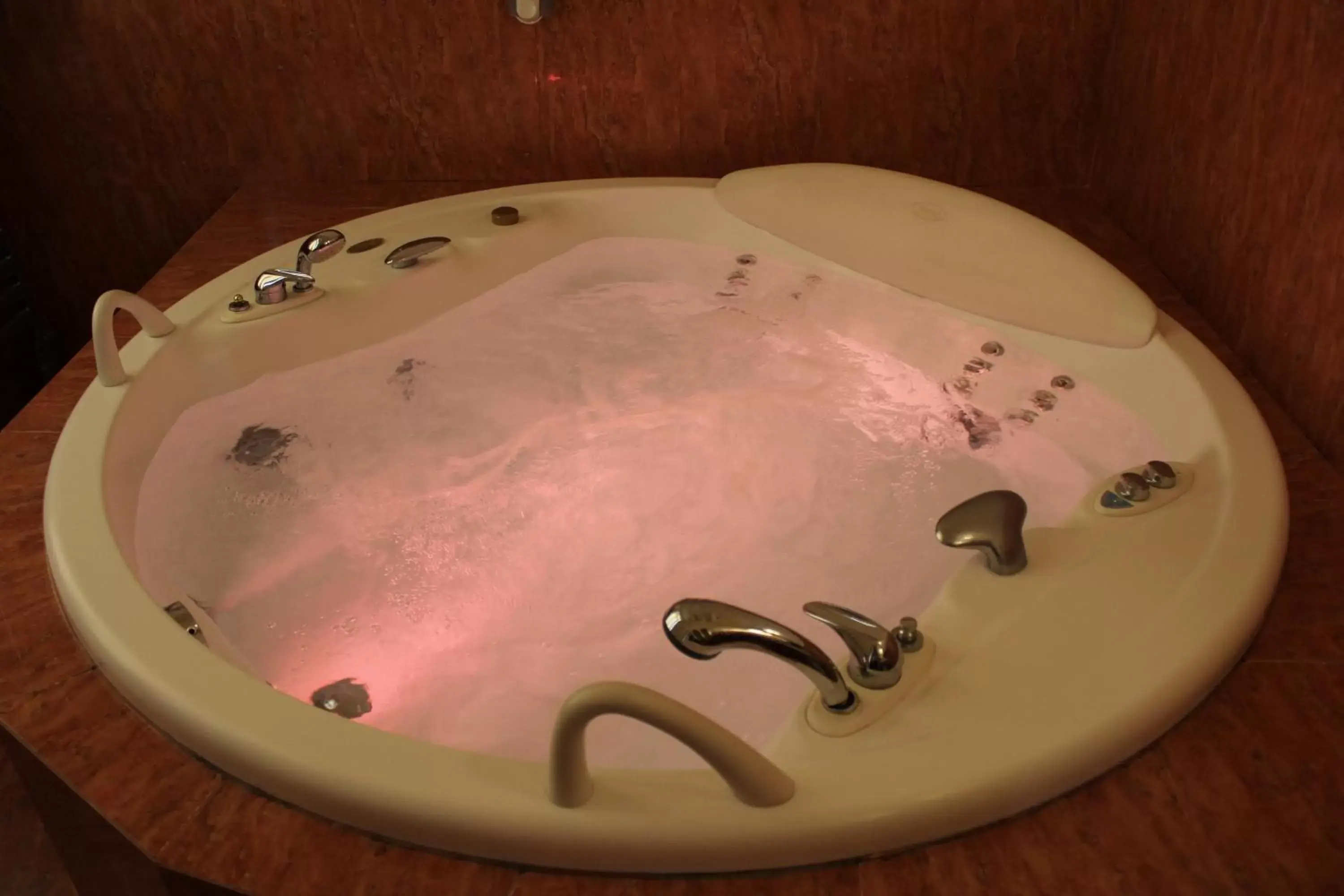 Hot Tub, Bathroom in Exis Hotel