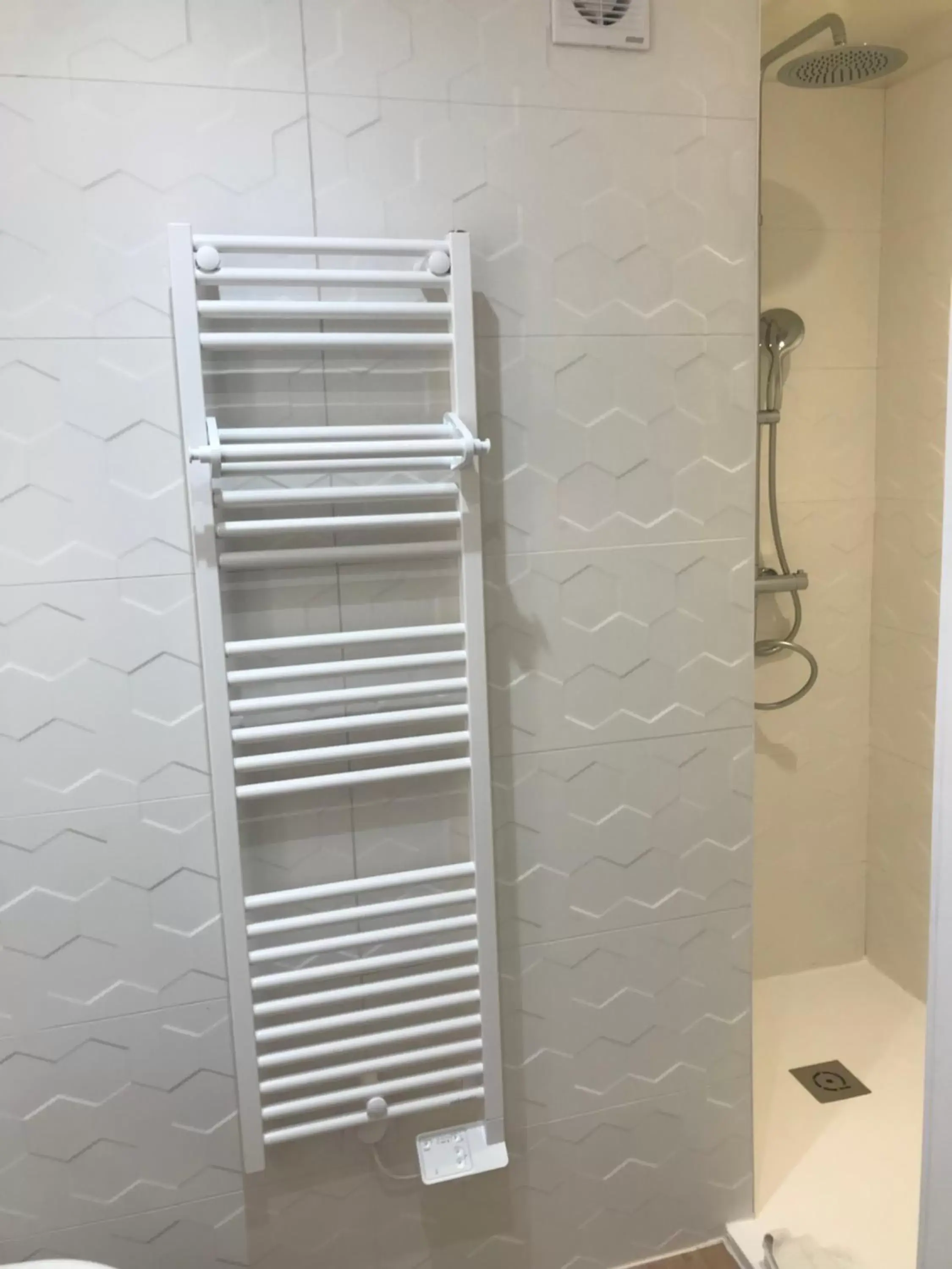 Shower, Bathroom in Hôtel Café Miramar