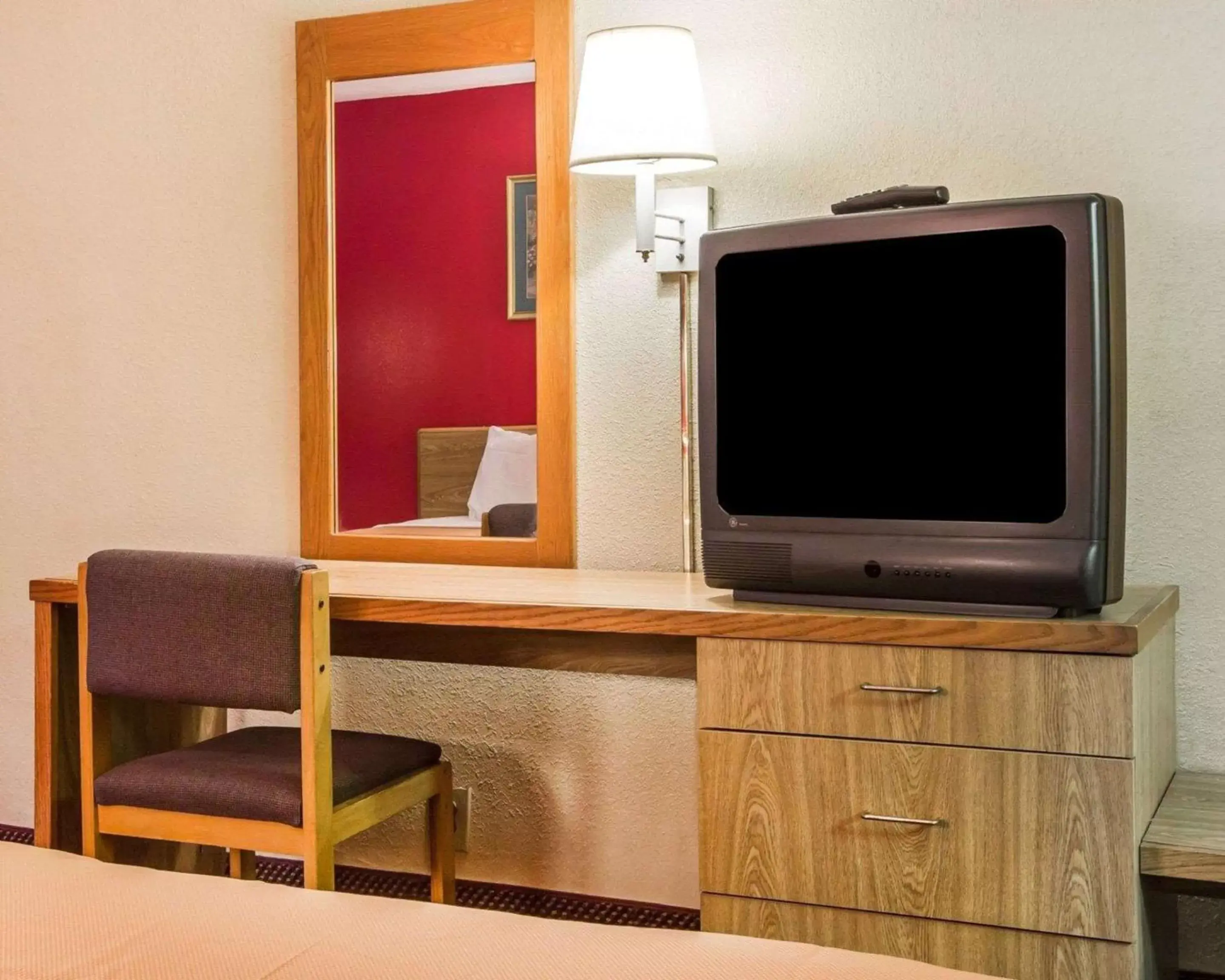 Photo of the whole room, TV/Entertainment Center in Econo Lodge Airport