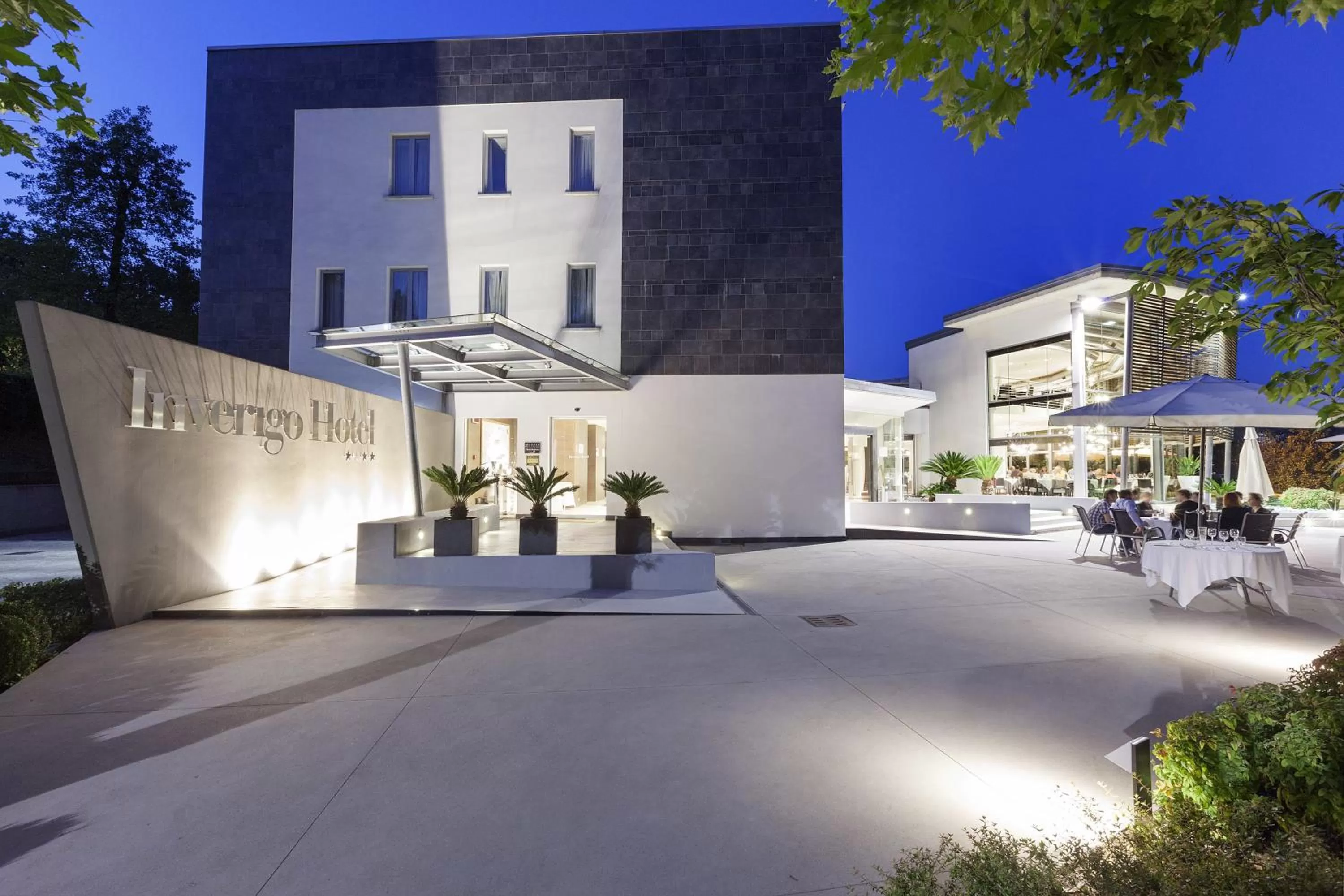 Facade/entrance in Inverigo Hotel