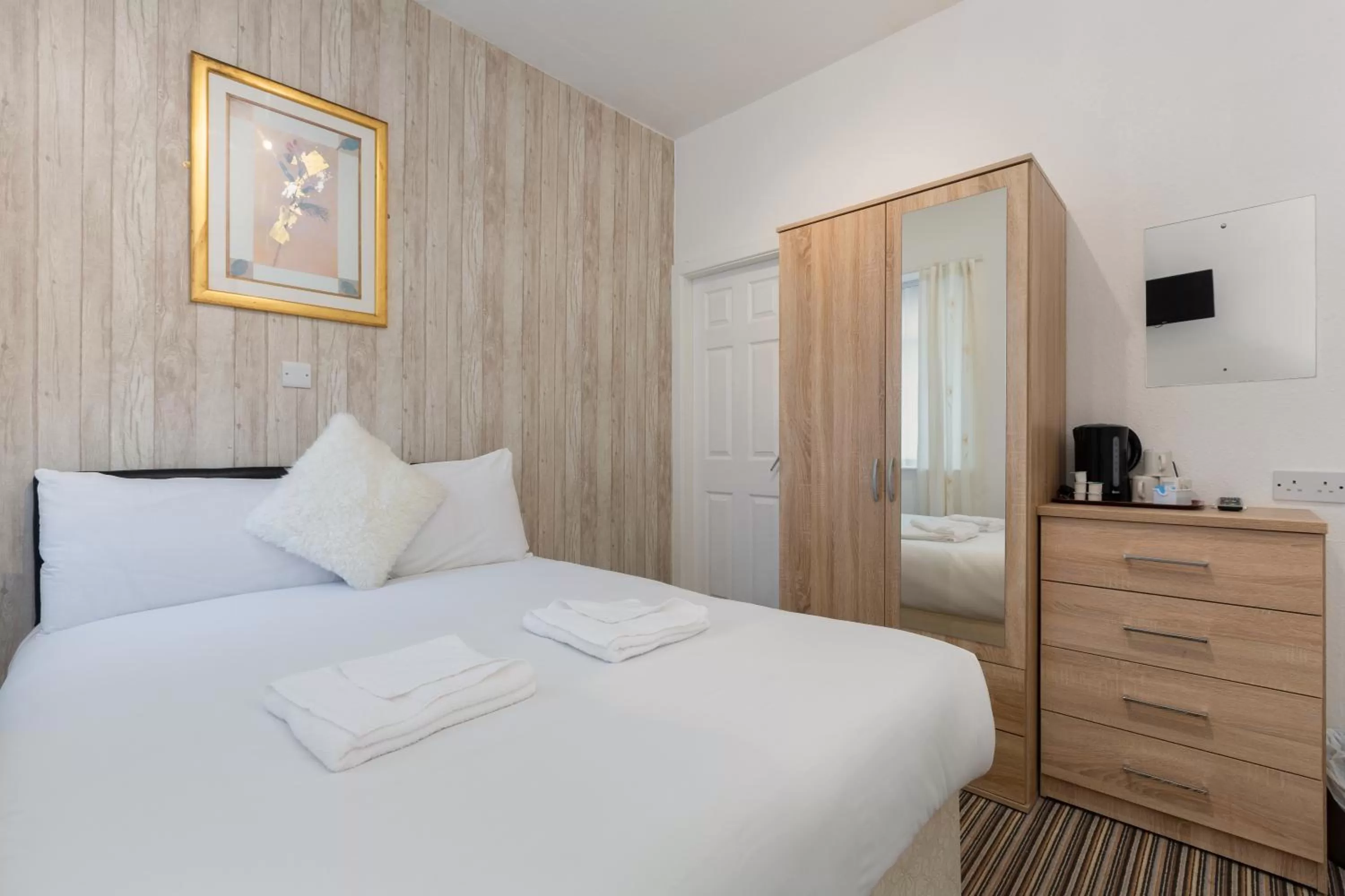 Bed in The Sandringham Court Hotel & Apartment Welcoming Large and Small Groups for 15 years