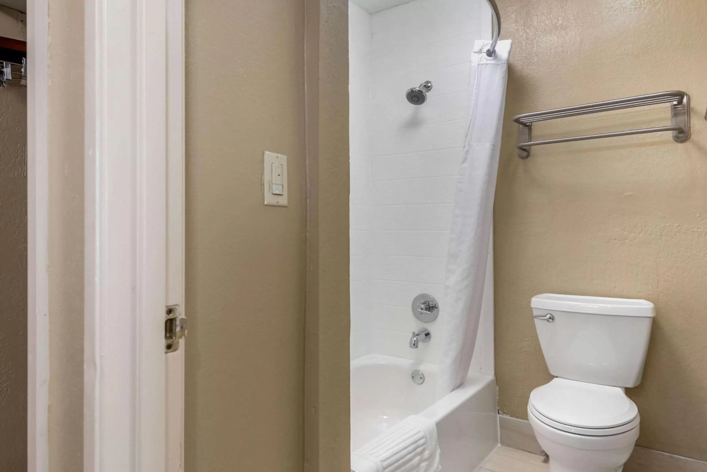 Bathroom in Comfort Inn Indianapolis South