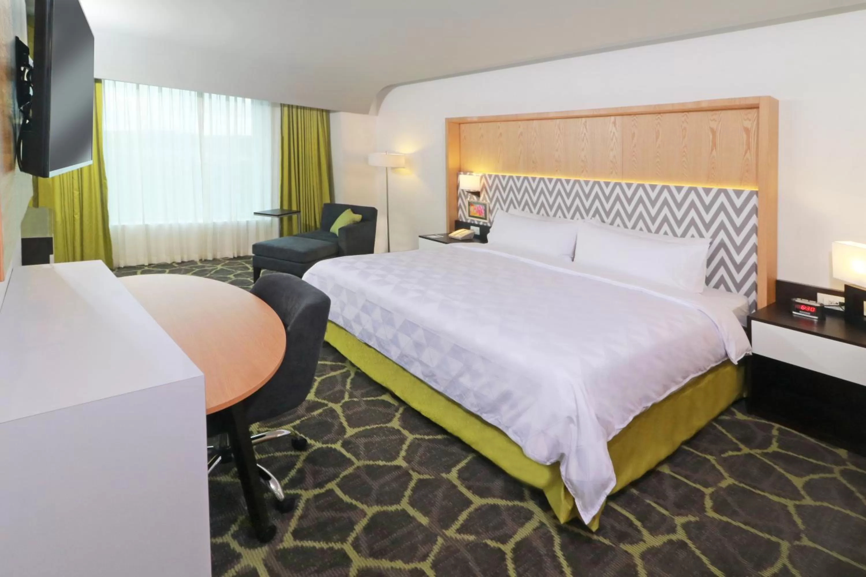 Photo of the whole room, Bed in Holiday Inn Queretaro Zona Krystal by IHG