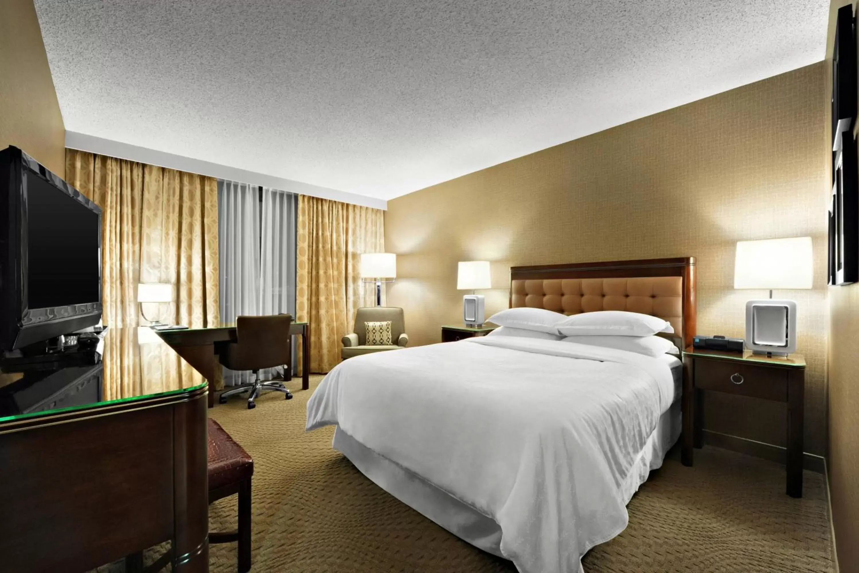 Photo of the whole room, Bed in Sheraton Cavalier Saskatoon Hotel
