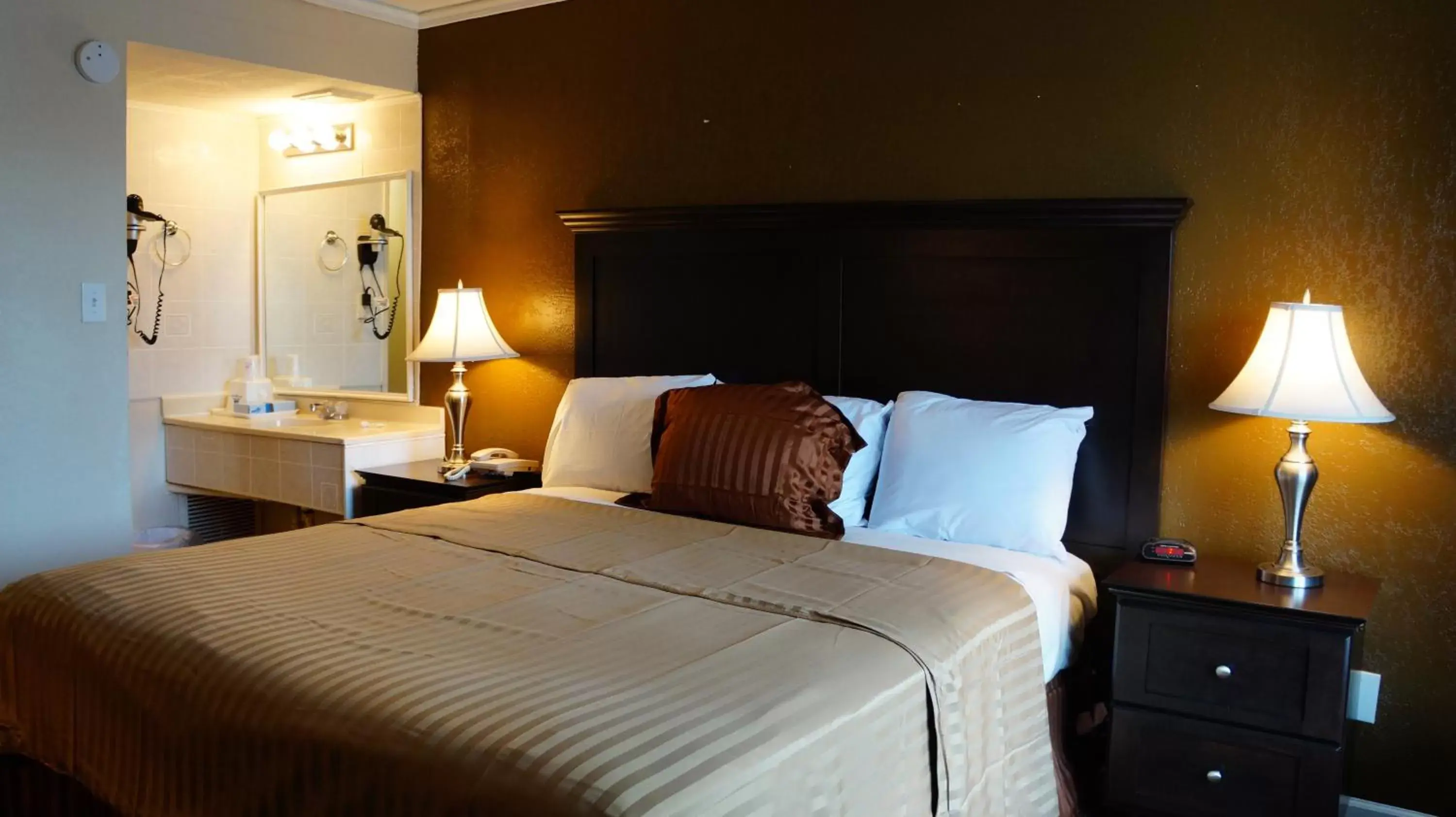 Bed in Americas Best Value Inn & Suites Kansas City