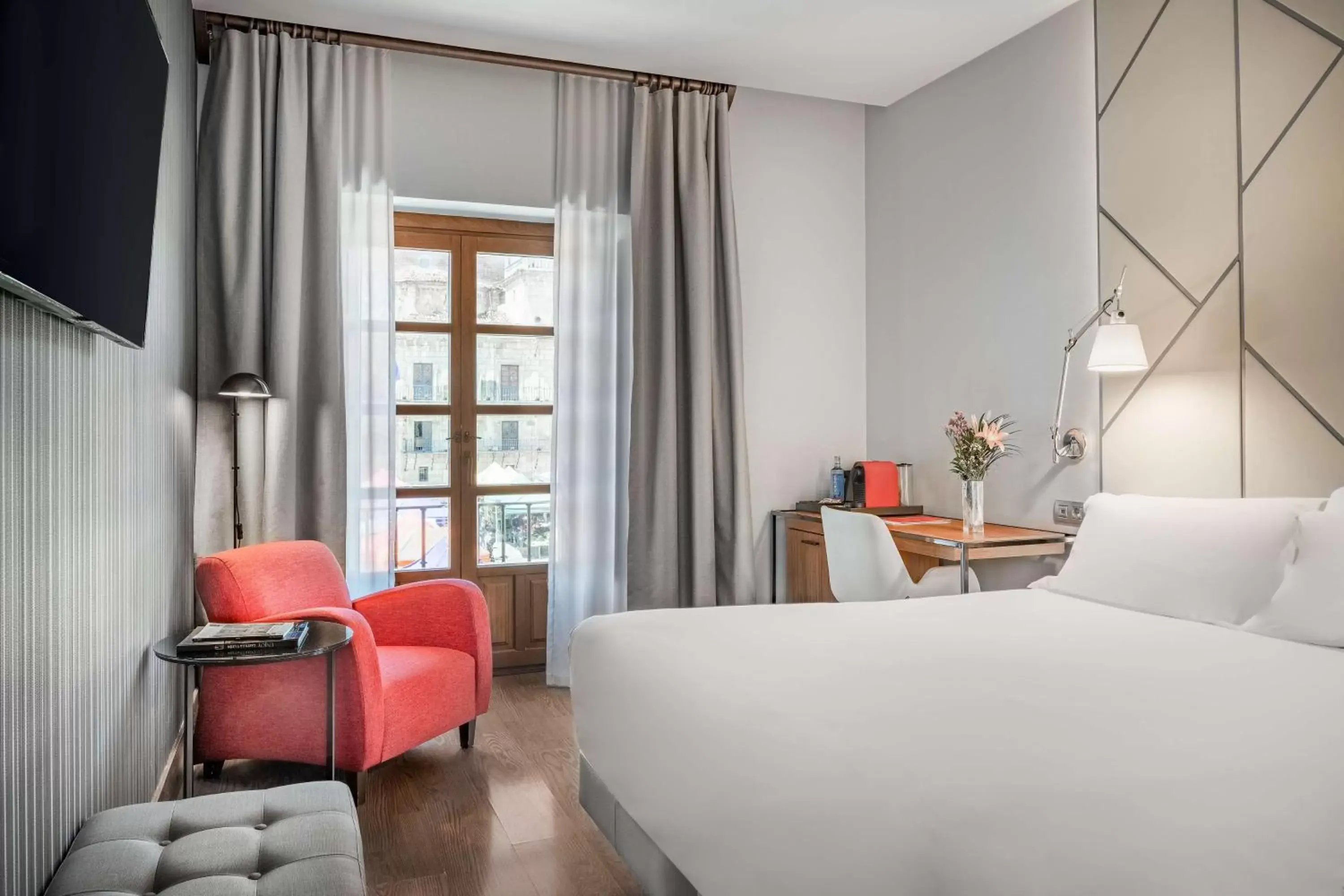 Photo of the whole room, Bed in NH Collection León Plaza Mayor Photo of the whole room, Bed in NH Collection León Plaza Mayor