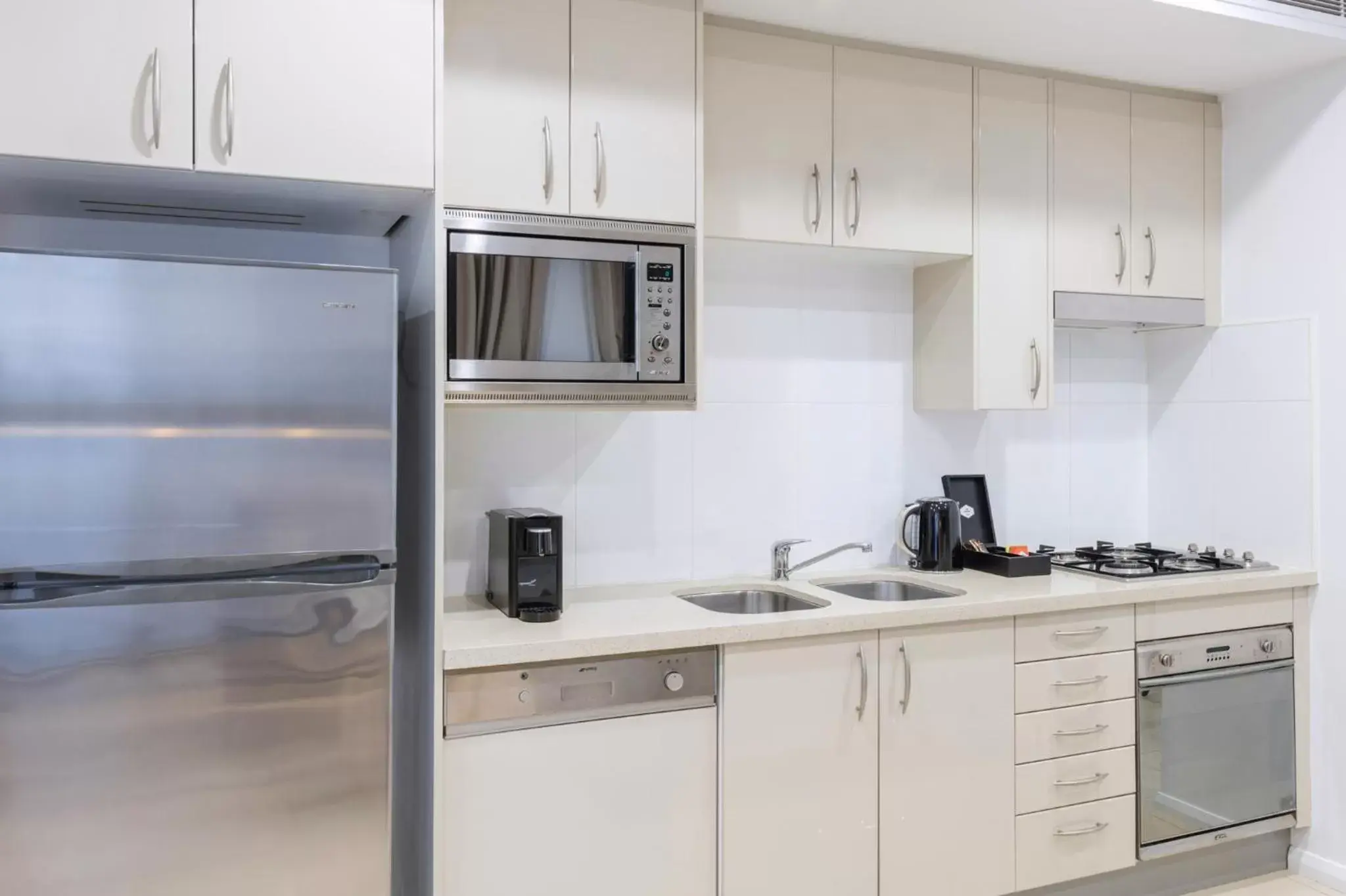 Kitchen or kitchenette, Kitchen/Kitchenette in Meriton Suites Pitt Street, Sydney