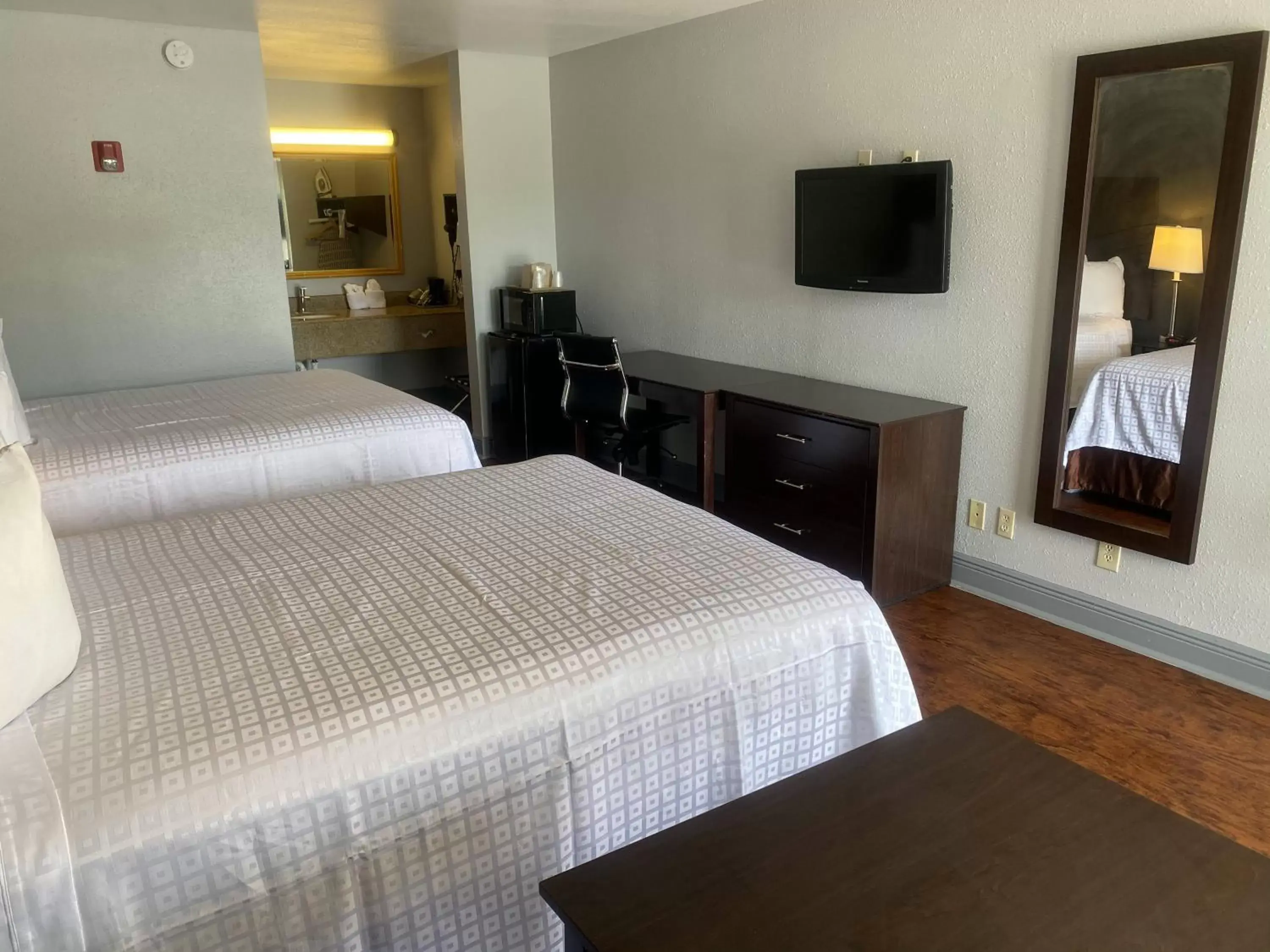 Bedroom, Bed in SureStay Plus Hotel by Best Western Hammond