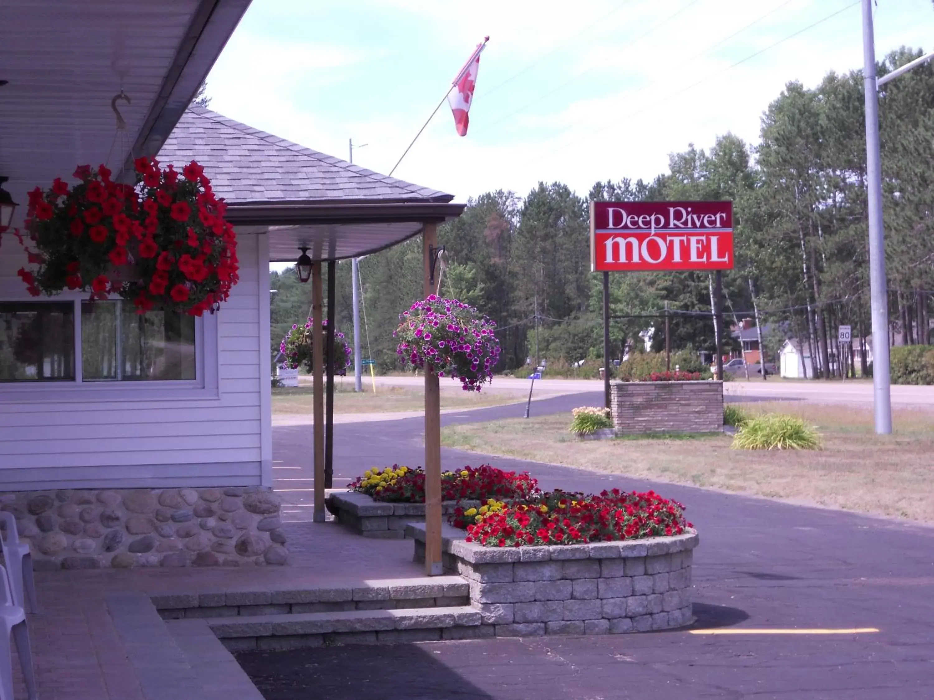 Property Building in Deep River Motel